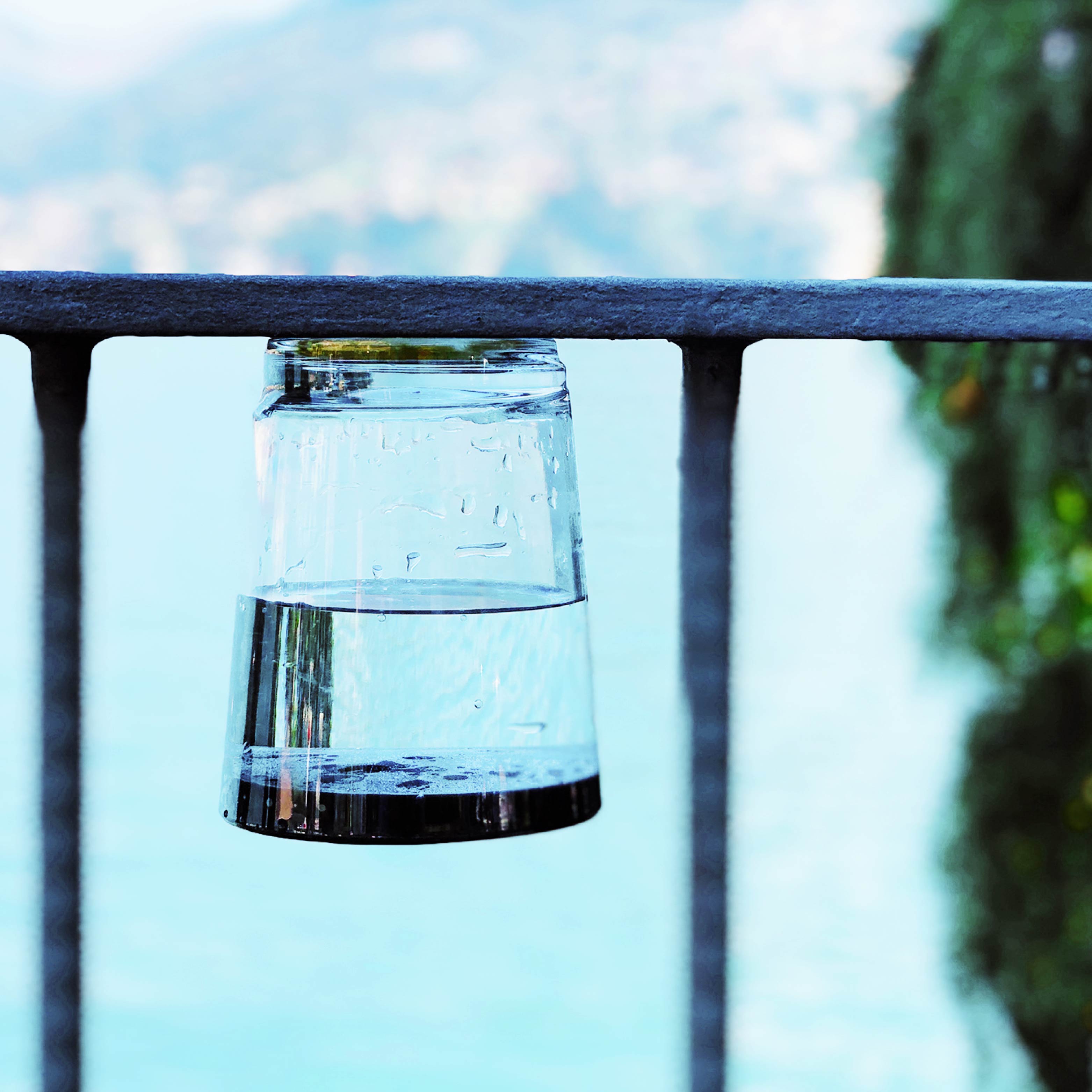 Magnet-Trinkbecher Triple Classic - hängend an metallischer Brücke