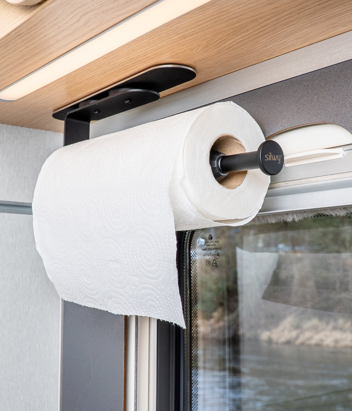 Küchenrollenhalter an Leiste fixiert im Camper