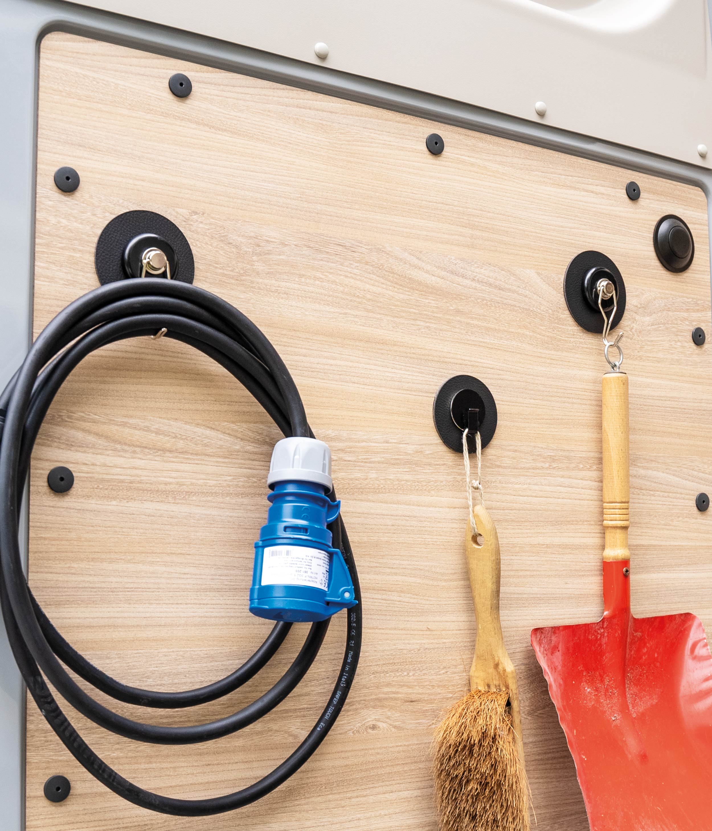 Diverse Magnethaken mit Metall-Pads an Holzwand befestigt