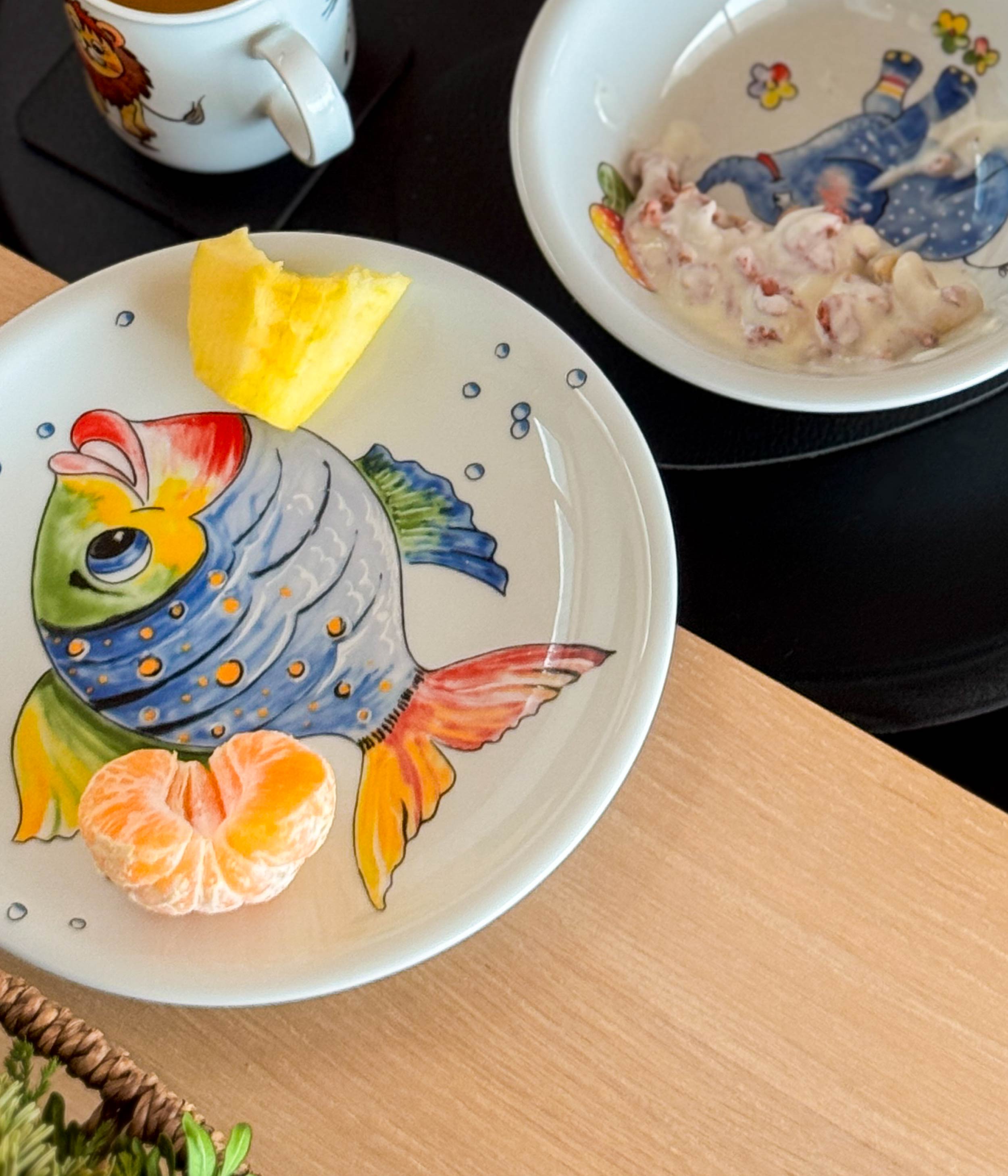 Magnetgeschirr mit Kindermotiven auf Metall-Nano-Gel-Platzset fixiert