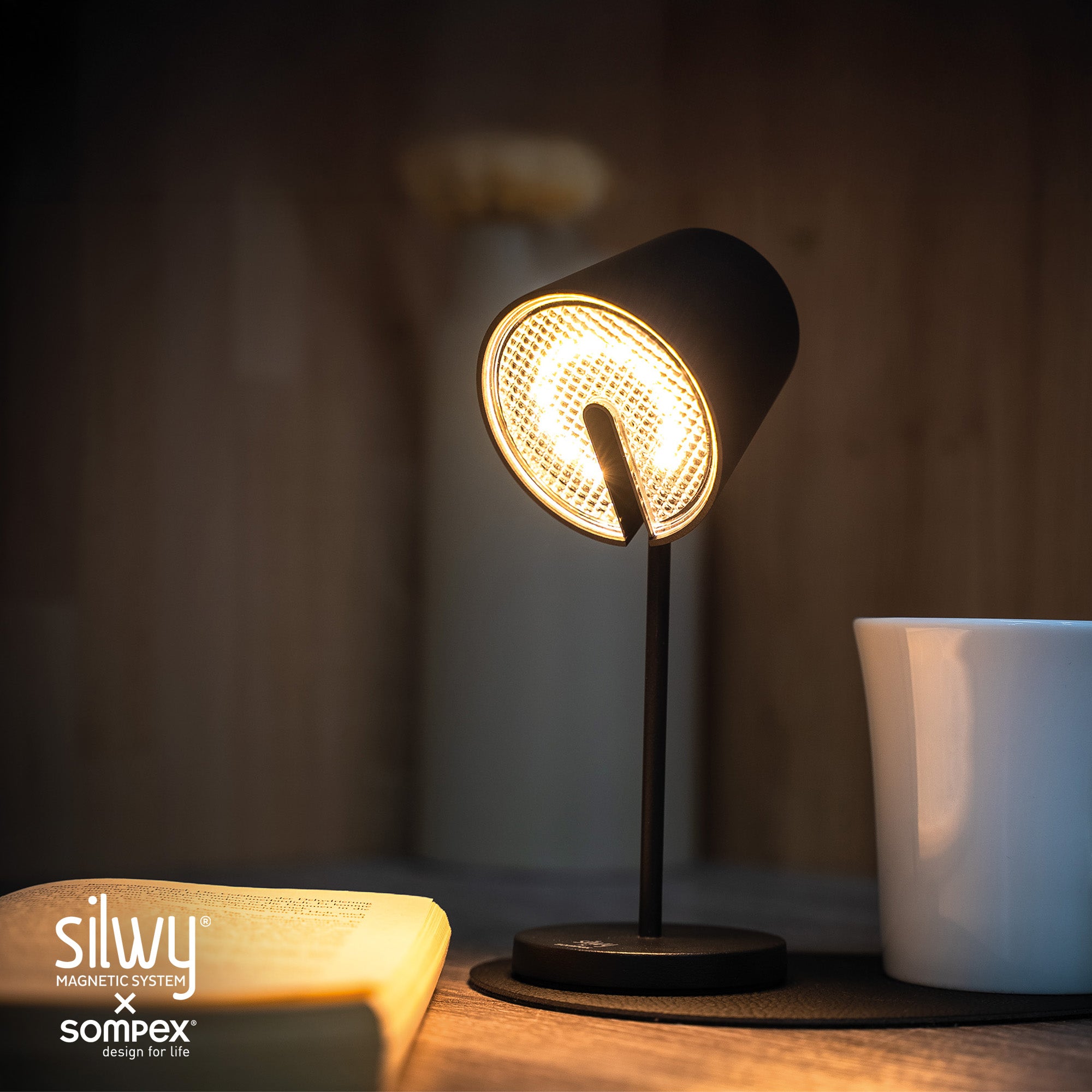 Tisch- und Wandleuchte auf Metall-Nano-Gel-Platzset auf Tisch