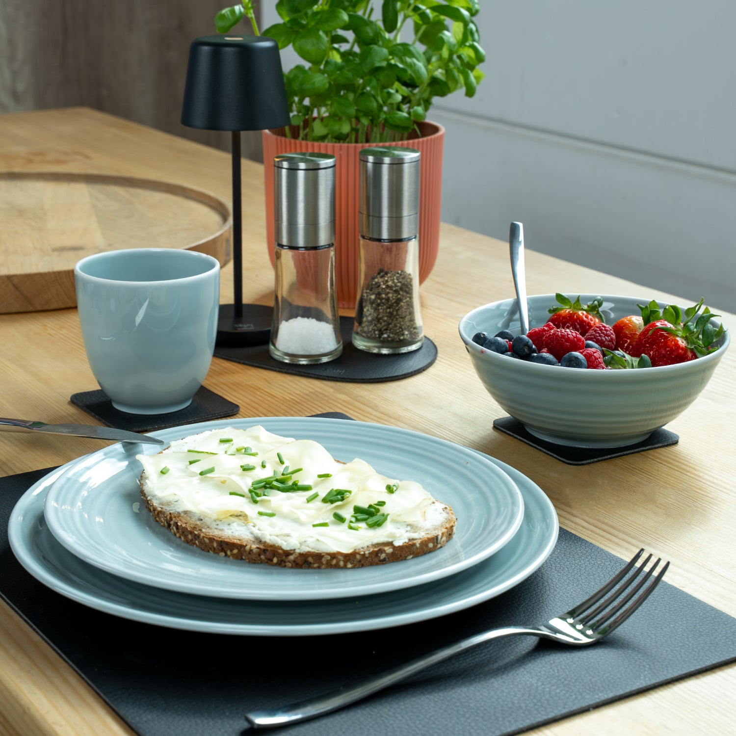 Magnet-Porzellan-Geschirrset cyan Küchentisch