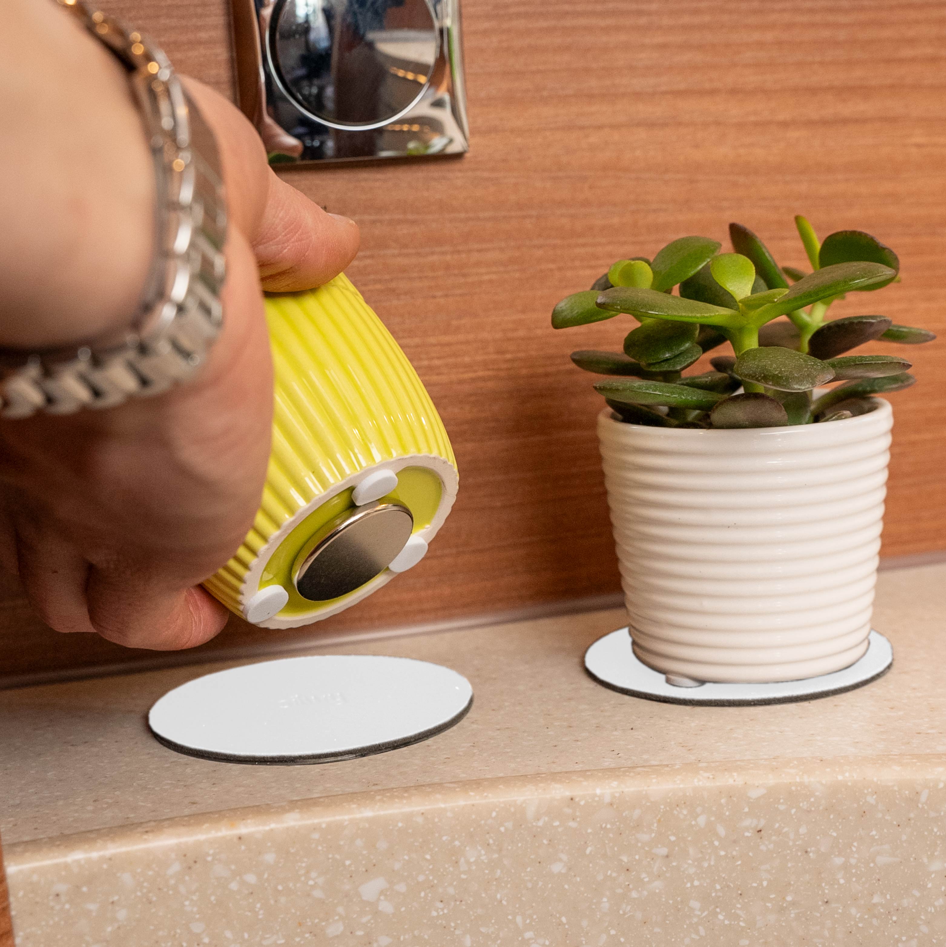 Magnet-Power-Bundle weiß - Zwei runde Metall-Nano-Gel-Pads sowie zwei Blumenvasen in gelb und weiß mit runden Magneten zur Befestigung an den Pads.