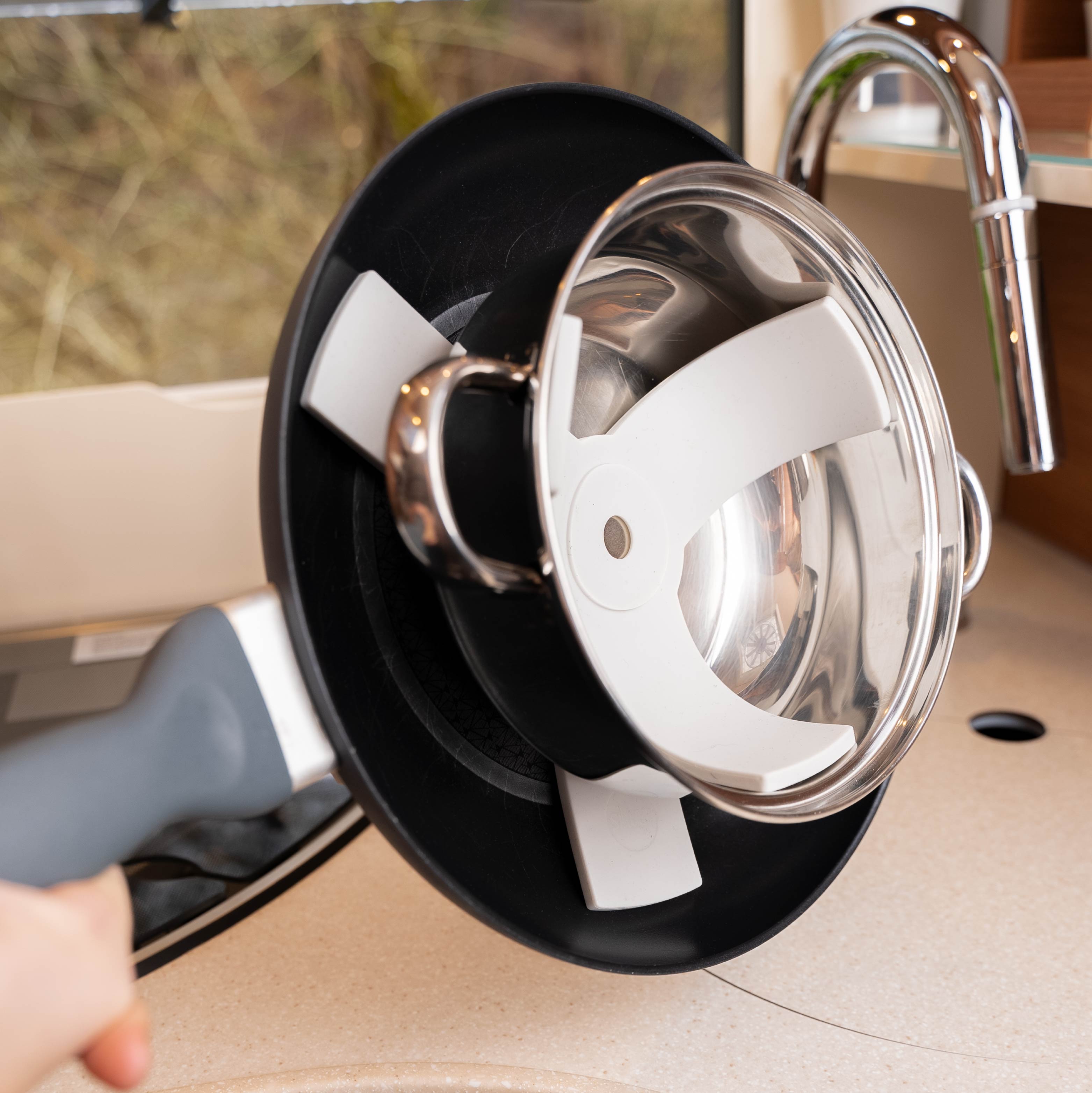 Pfanne und Topf mit Sandwich aneinander befestigt