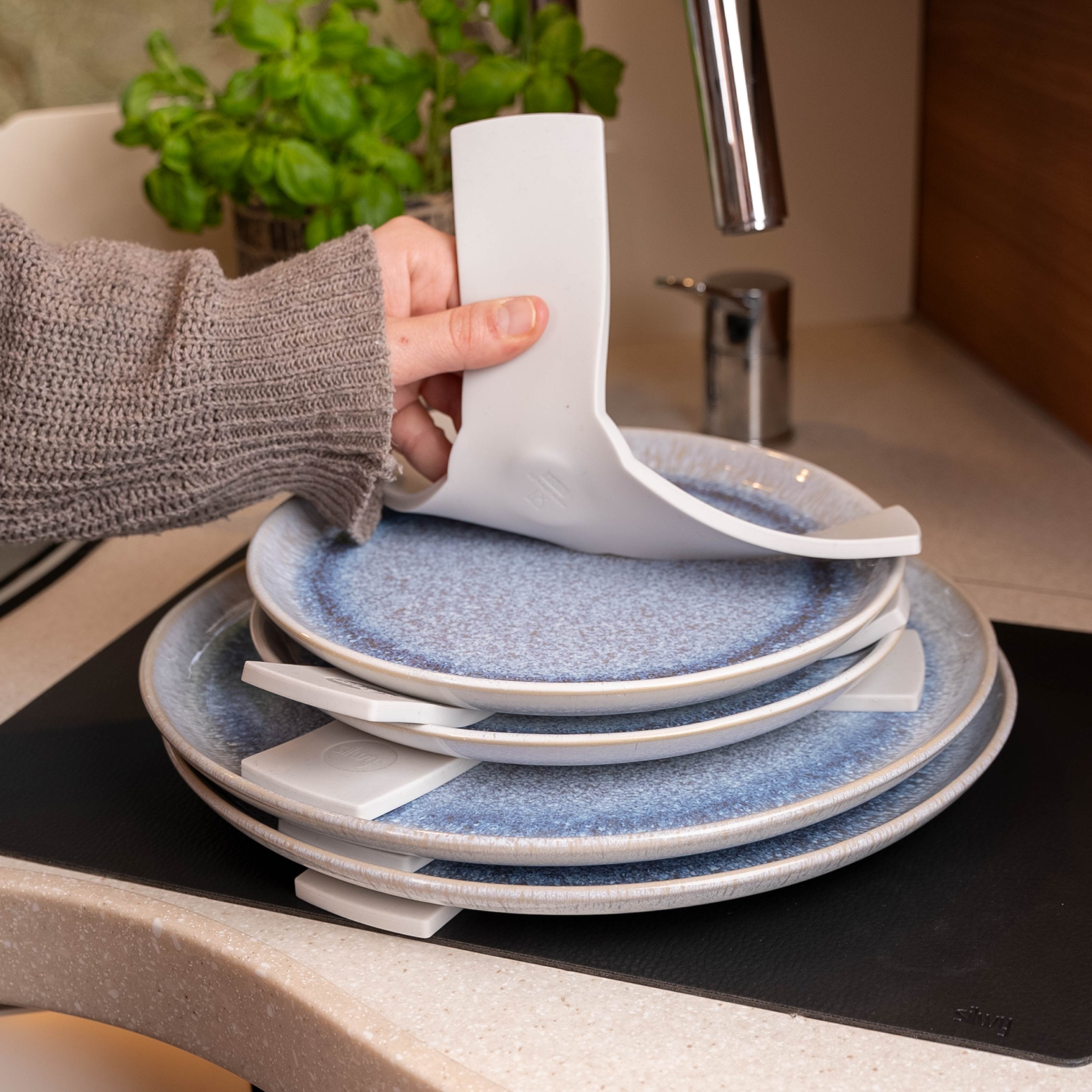 Magnet-Teller mittels Magnet-Sandwich aufeinander gestapelt und befestigt auf Metall-Matte