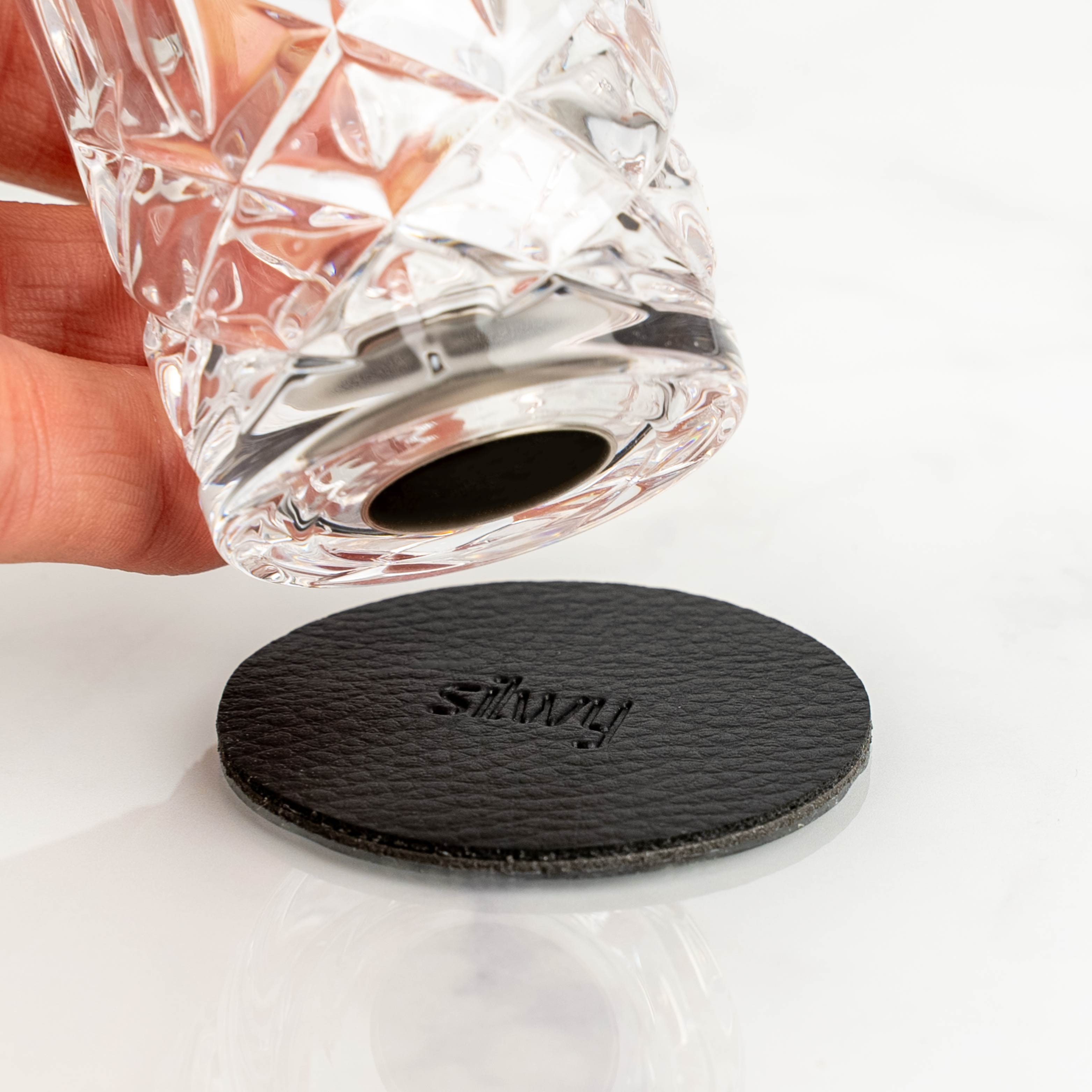 Ein Magnet-Kristallglas SHOT mit integriertem Magneten im Boden und dem runden Metall-Nano-Gel-Pad