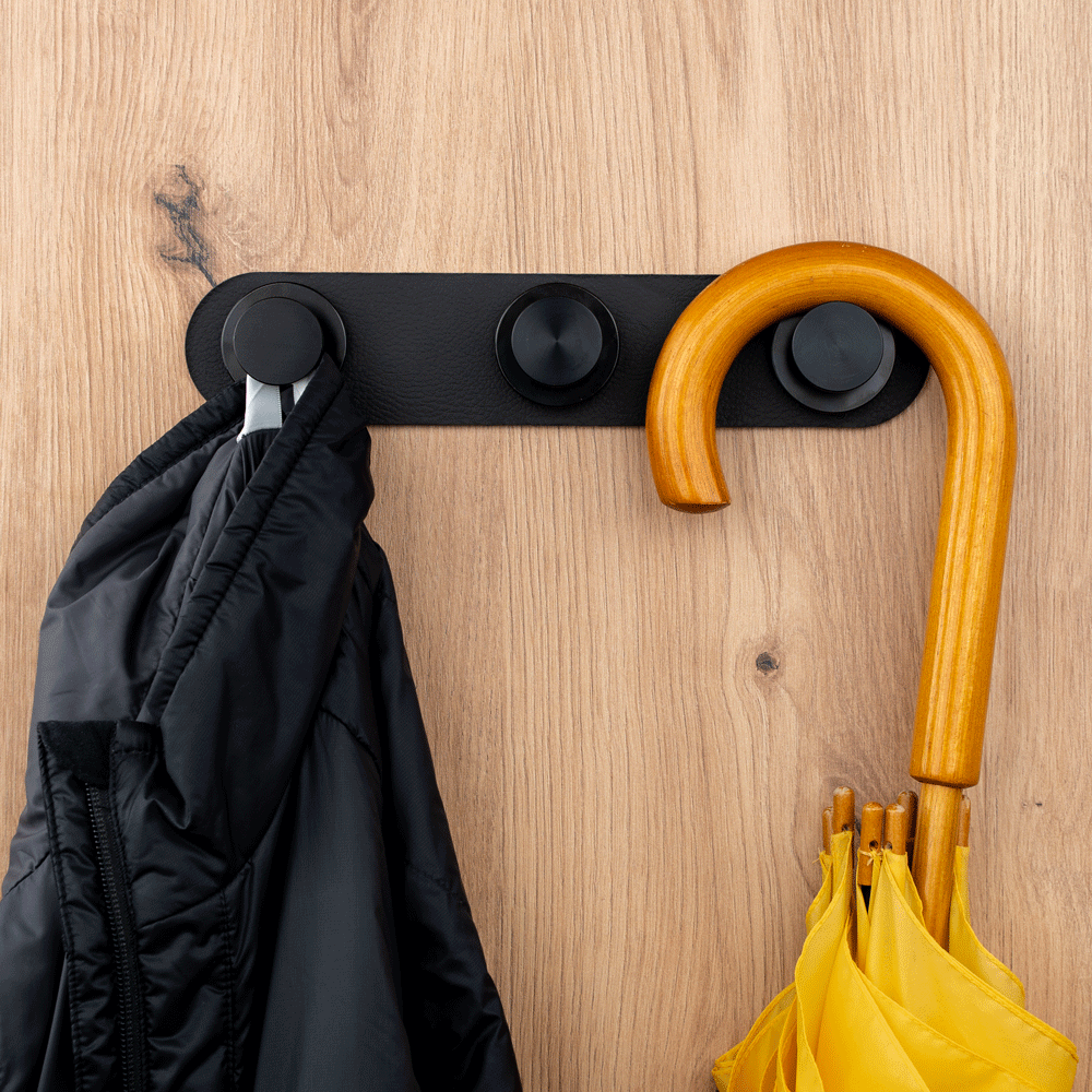 Magnet-Garderobe Spotlight mit aufgehängter Jacke und aufgehängtem Regenschirm