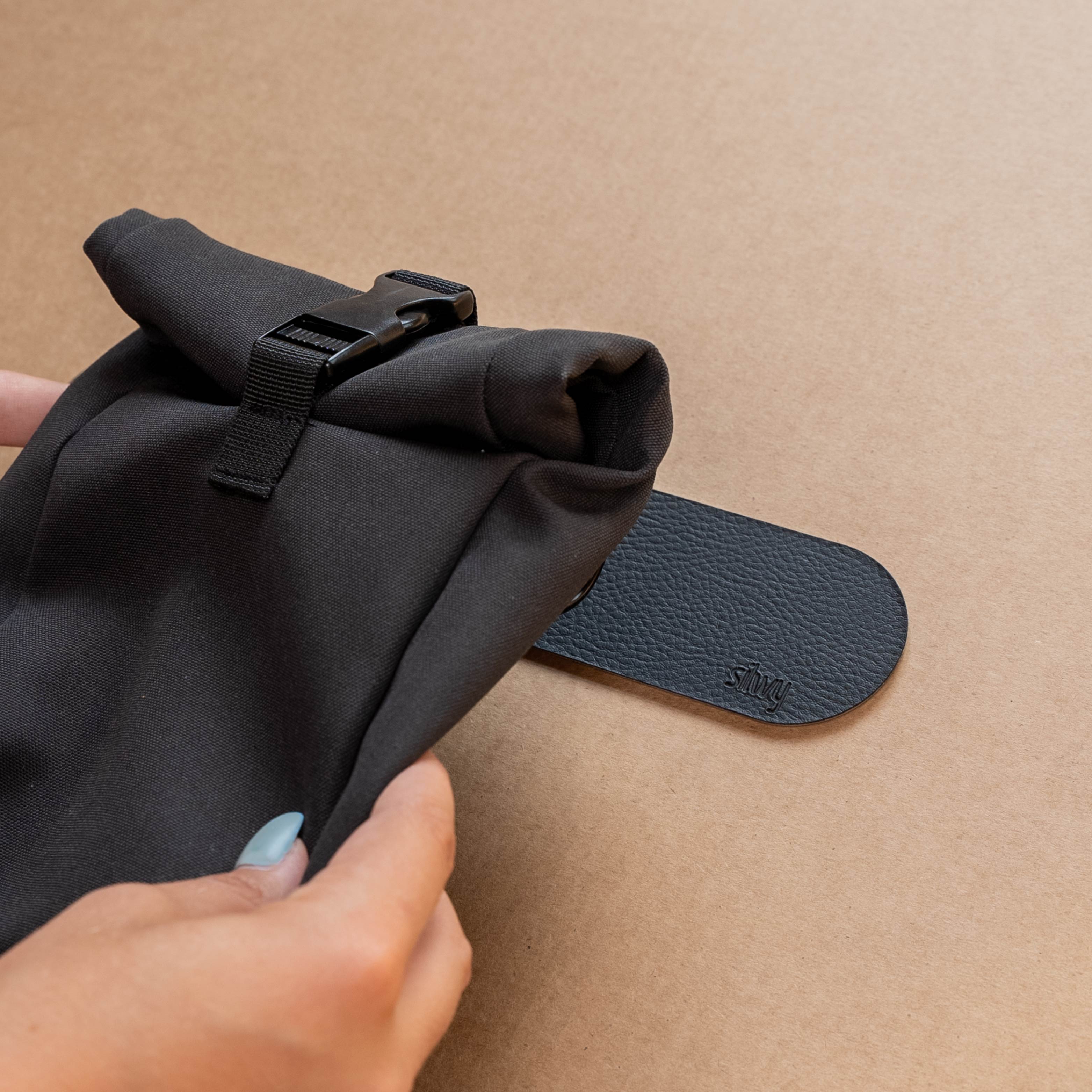 Magnet-Tasche wird durch metallische Leiste fixiert