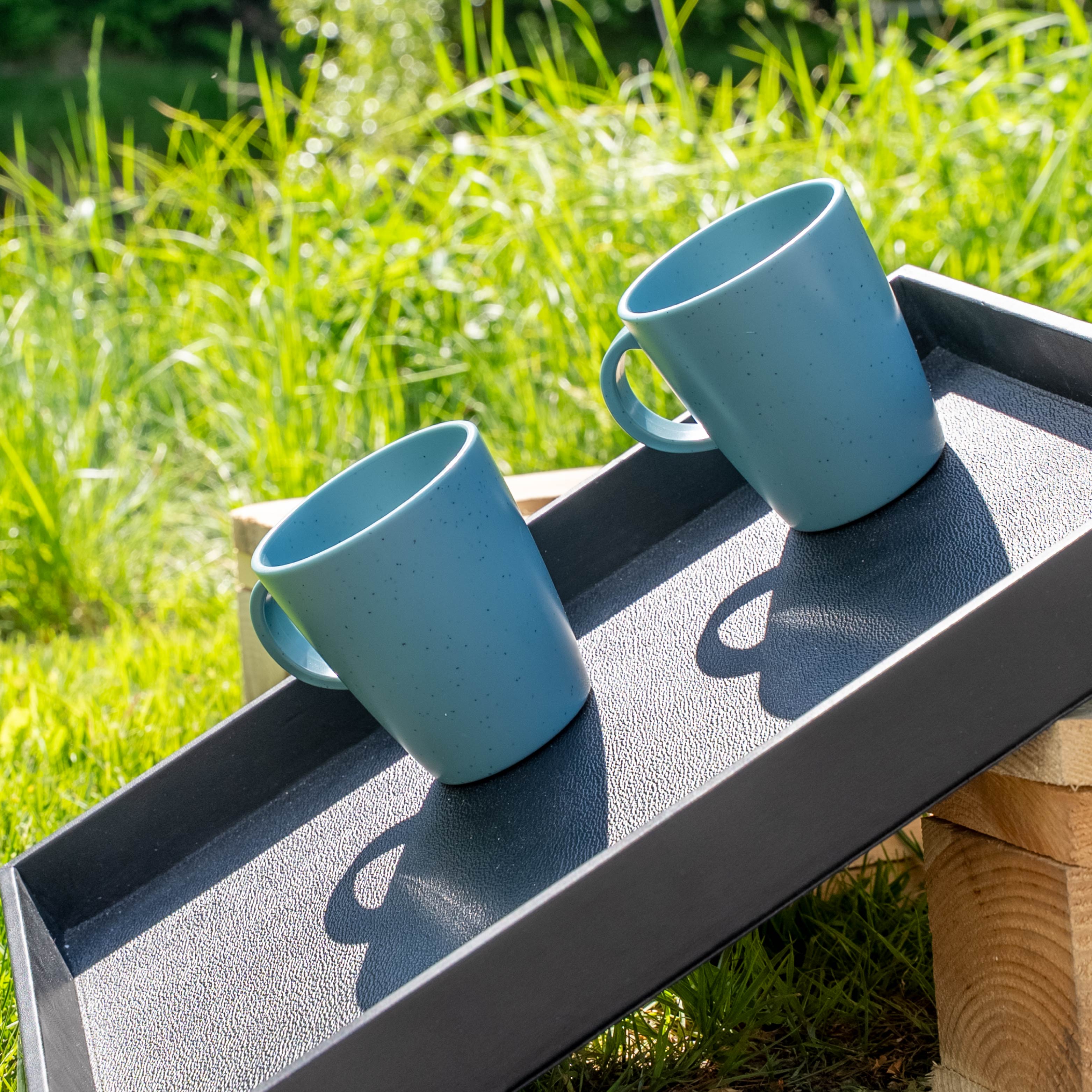 Magnet-Kunststofftassen blue auf Metall-Tablett