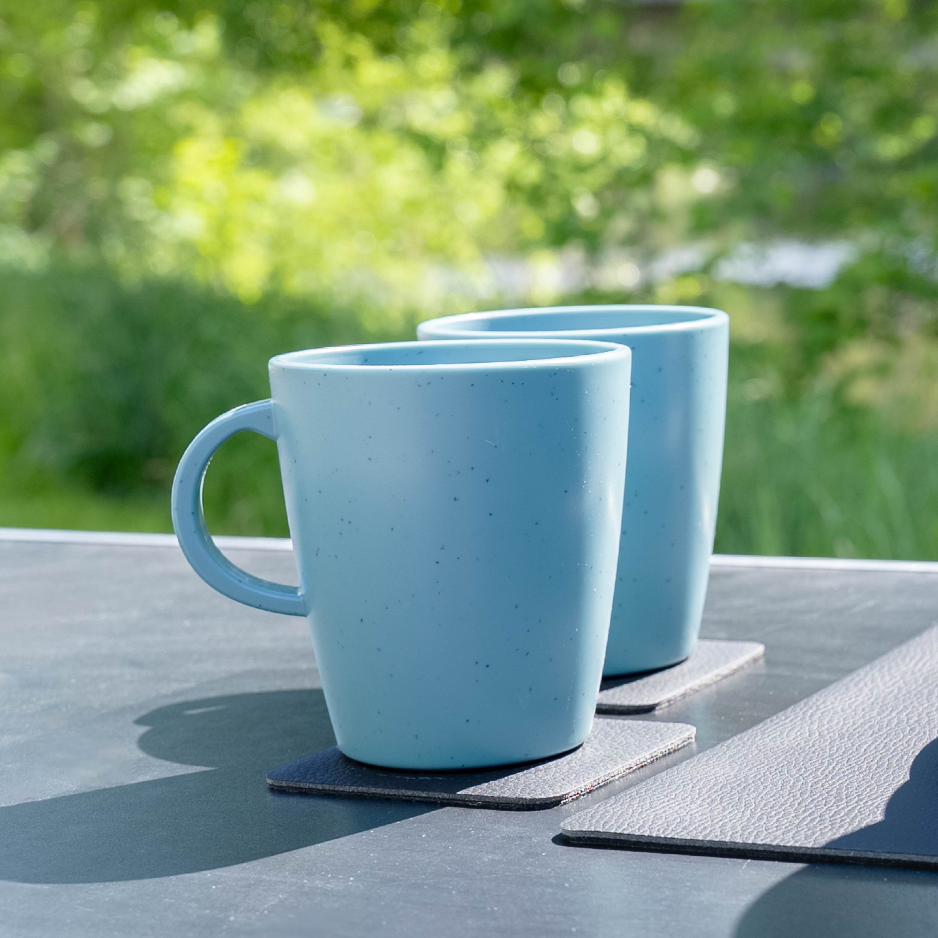 Magnet-Kunststofftassen blue auf Campingtisch