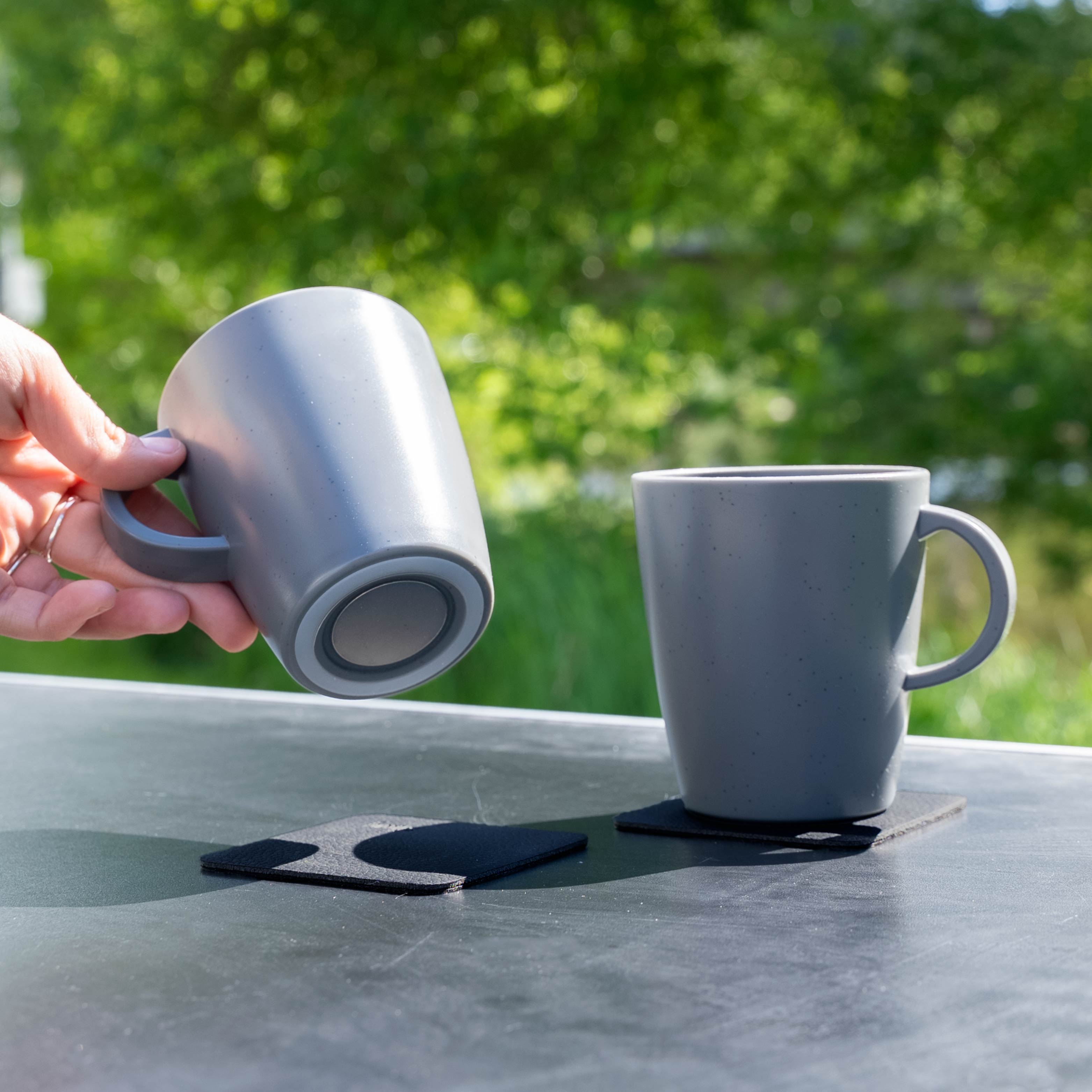 Magnet-Kunststofftassen grey auf Campingtisch von unten