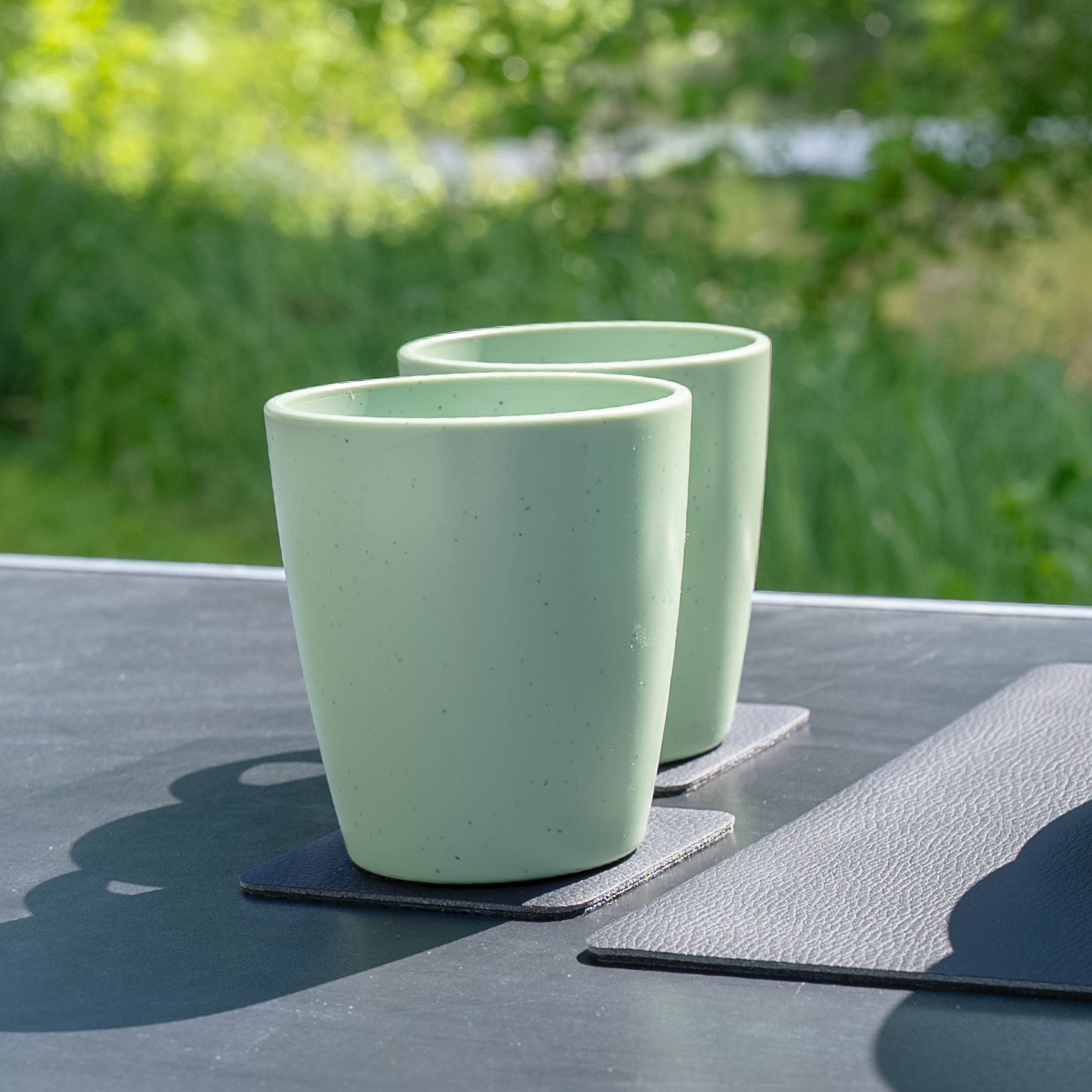 Magnet-Kunststofftassen green auf Campingtisch