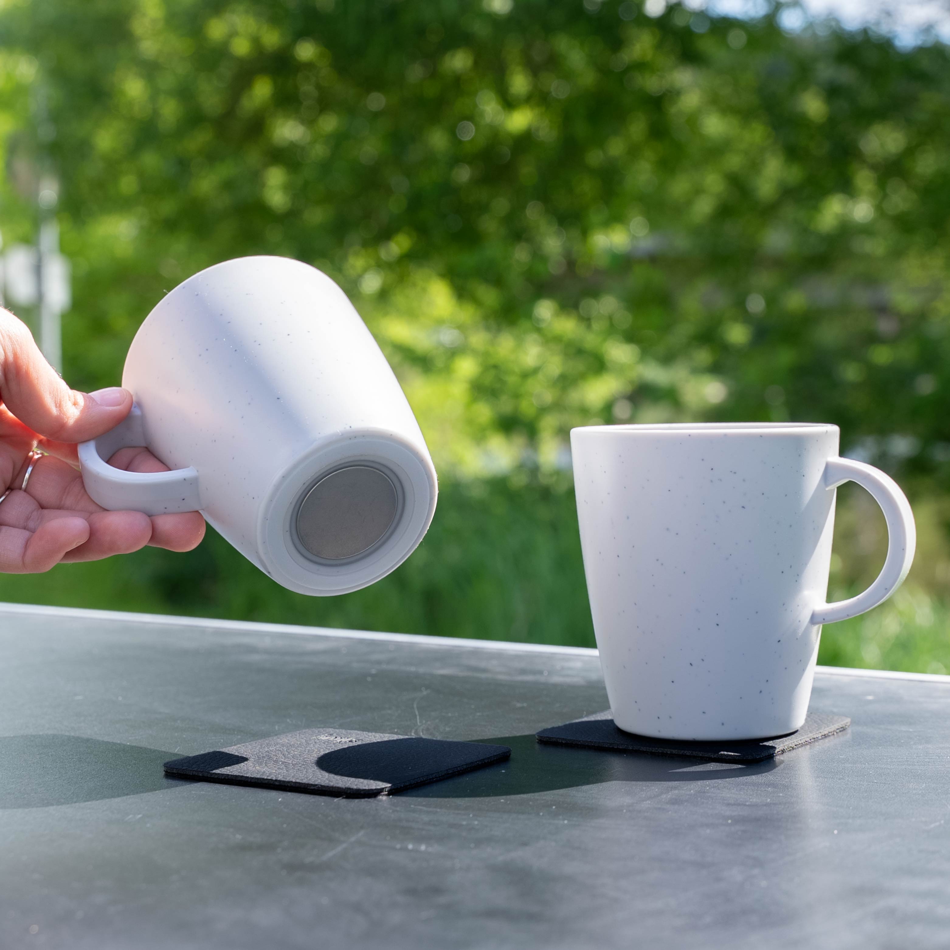 Magnet-Kunststofftassen white auf Campingtisch von unten