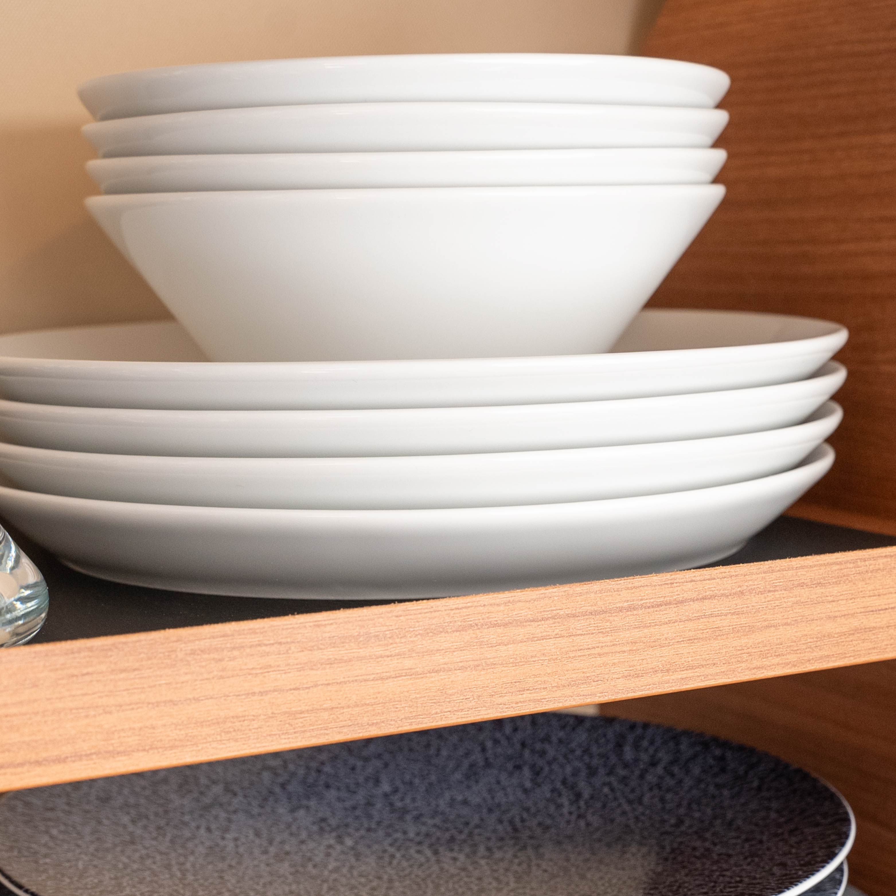 Magnet-Porzellanteller und Magnet-Porzellan-Bowls gestapelt