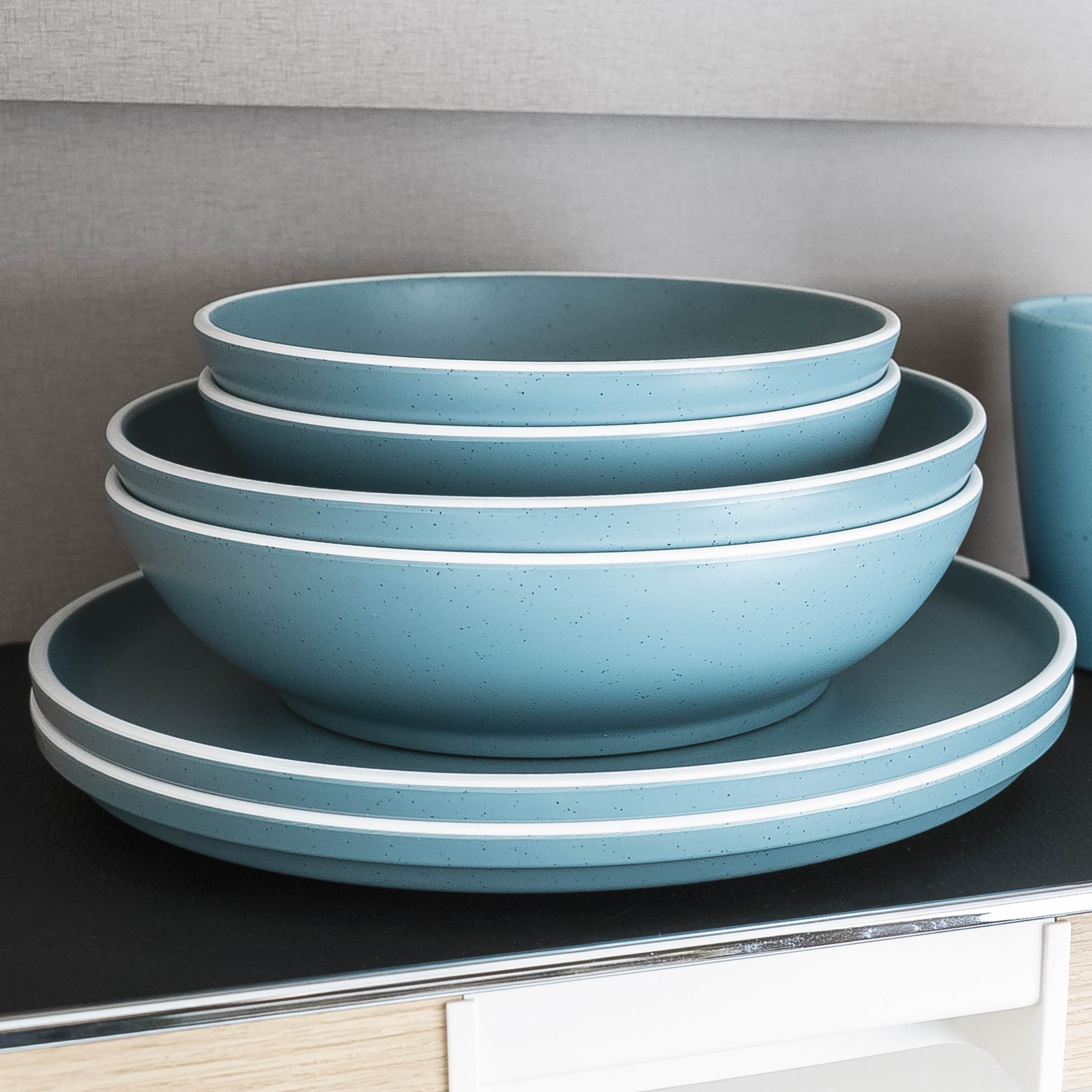 Kunststoff-Geschirrset Blue auf Matte im Camper