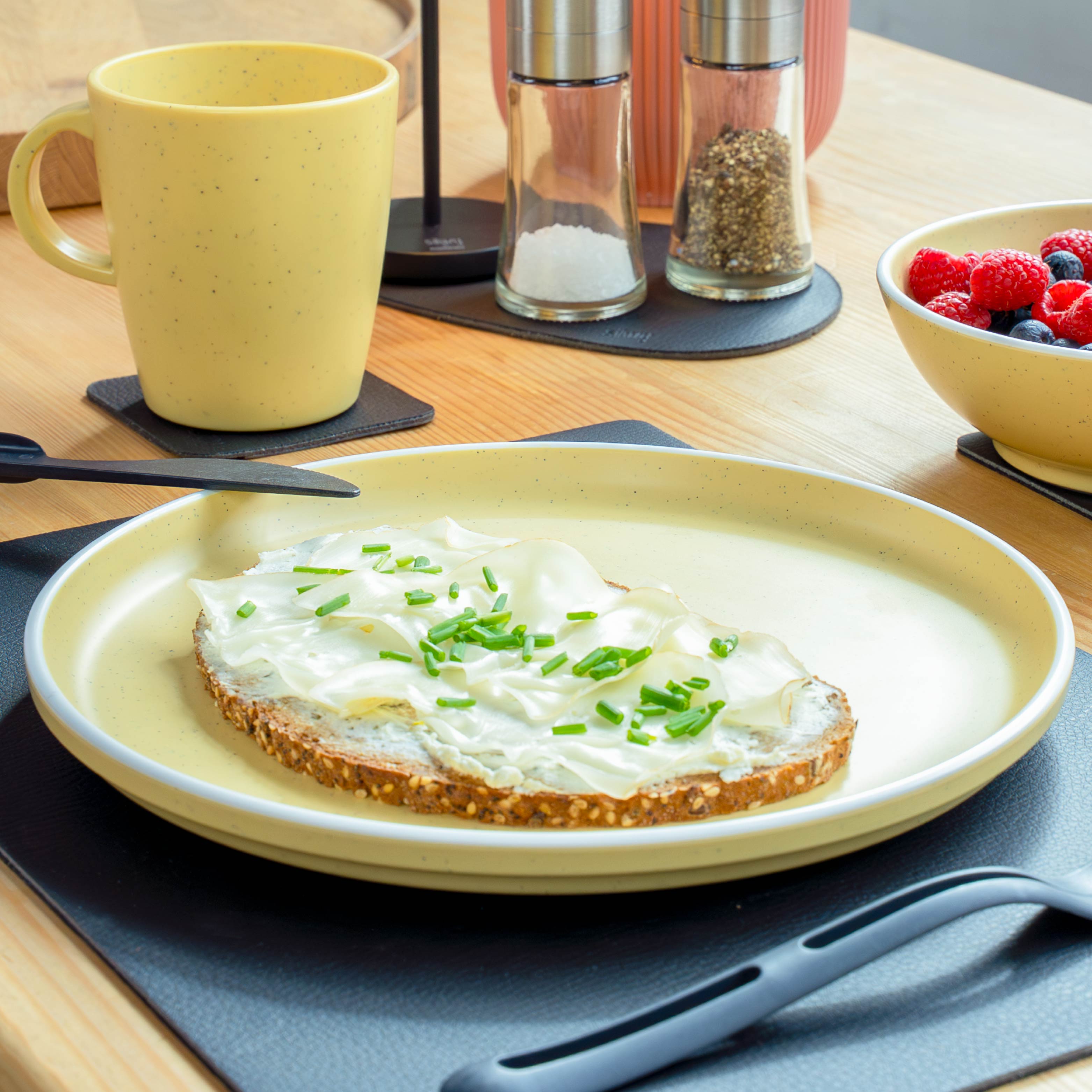 Kunststoff-Geschirrset Yellow auf Matte in Küchenumgebung