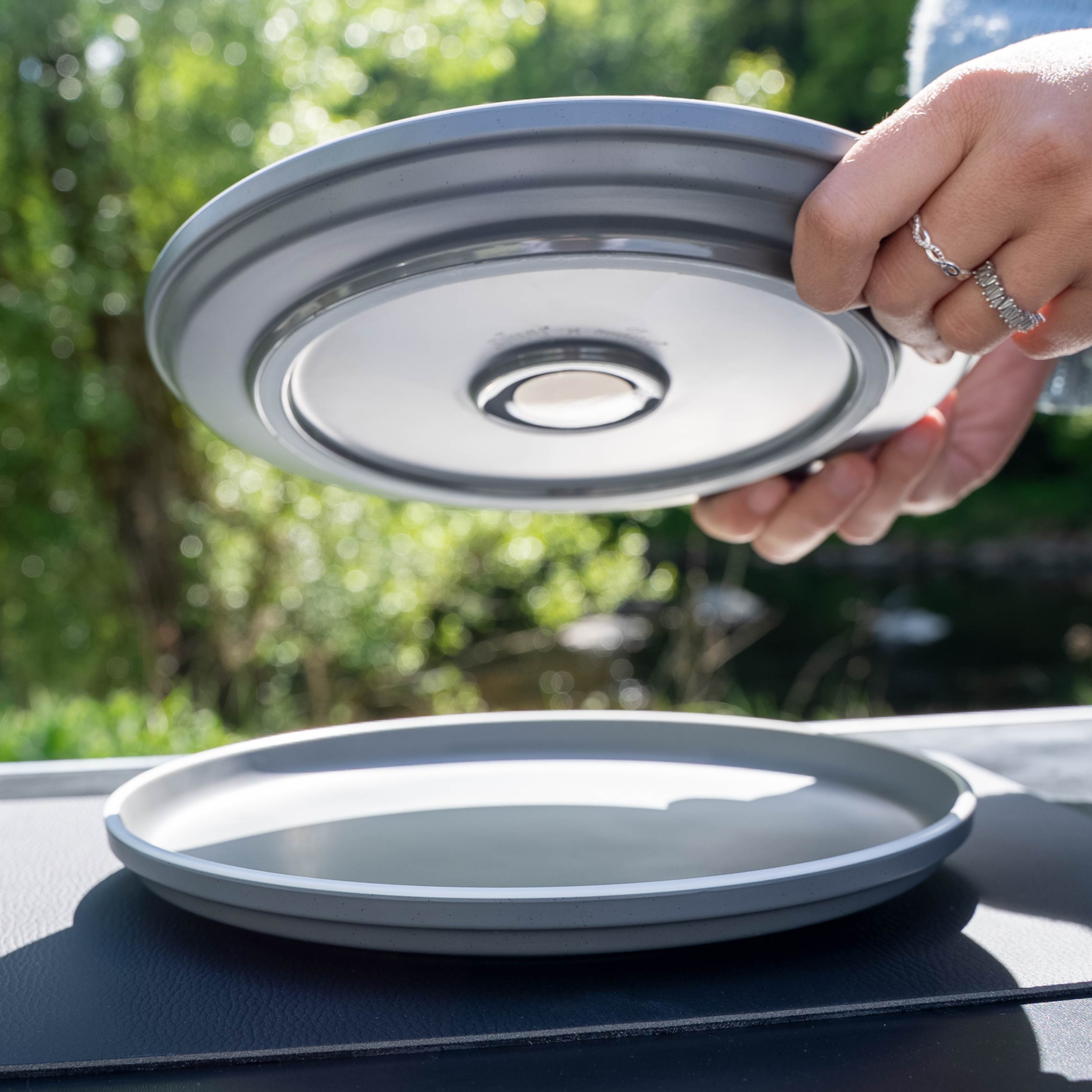 Kunststoffteller DOLOMIT GREY, abgestellt auf Metall-Nano-Gel-Matte