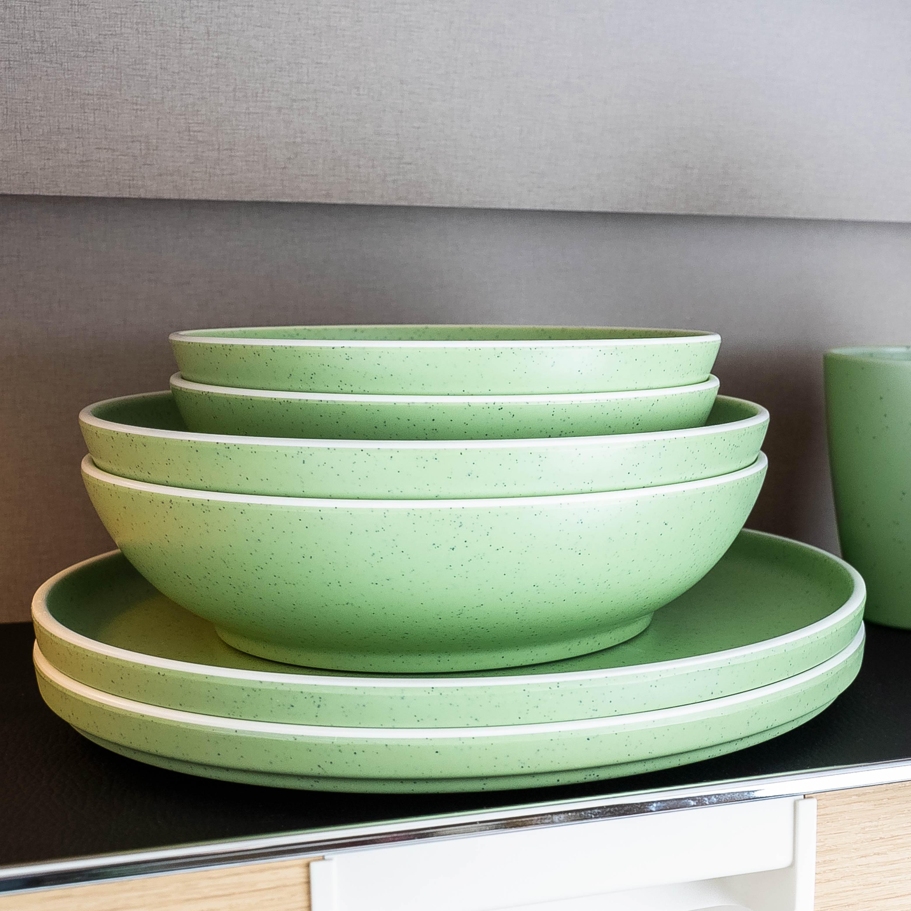 Kunststoff-Geschirrset Green auf Matte im Camper