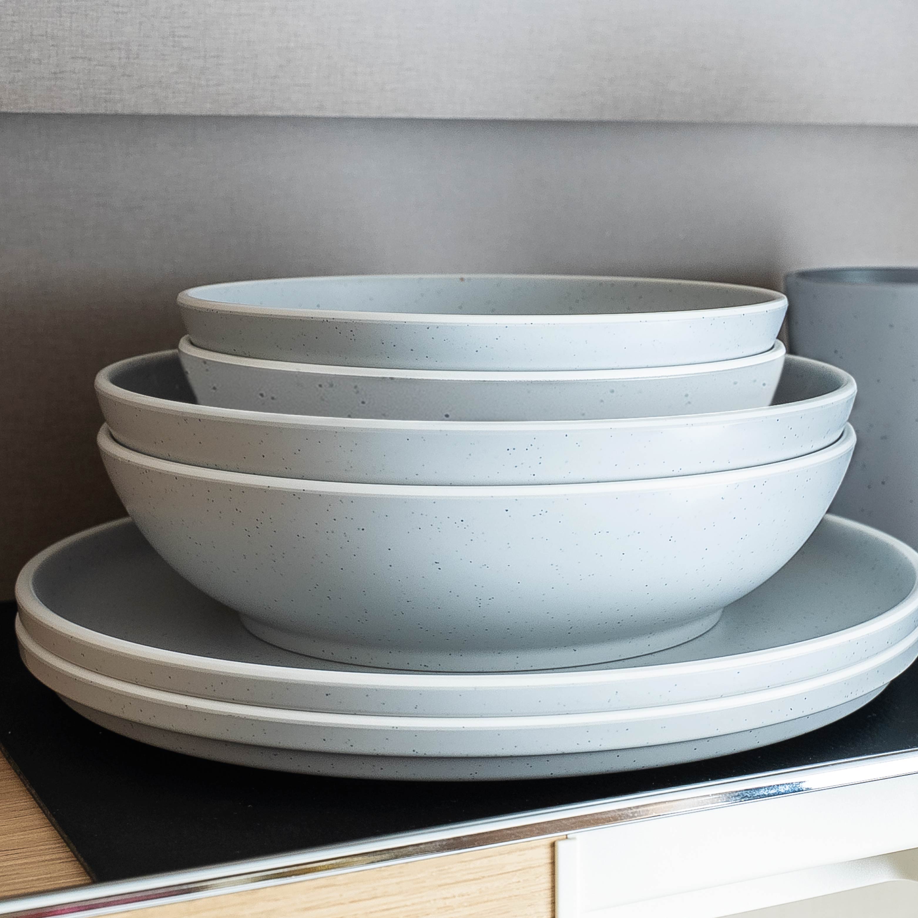 Kunststoff-Geschirrset White auf Matte im Camper