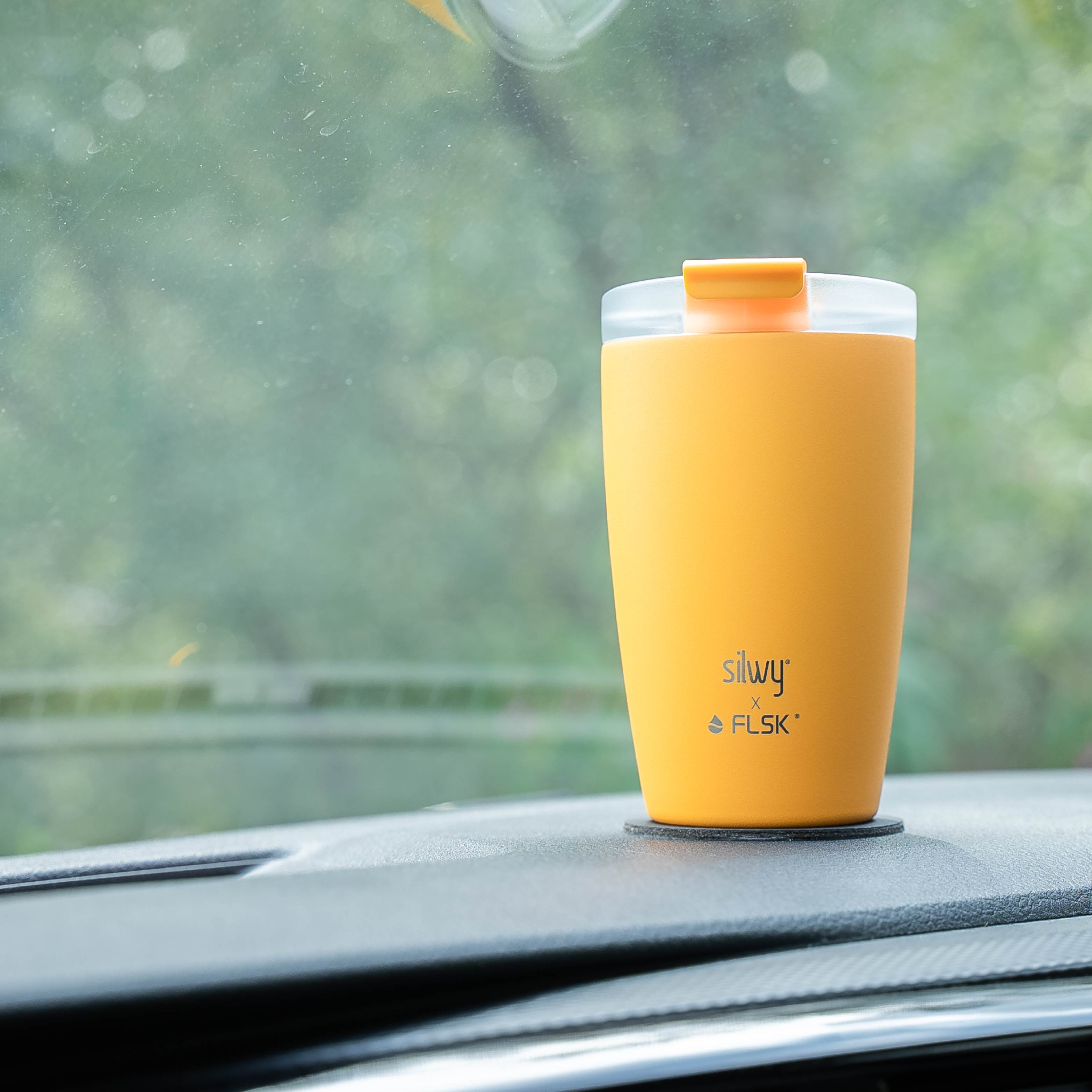 Der silwy x FLSK Thermocup in der Farbe sunrise mit dem runden Metall-Nano-Gel-Pad