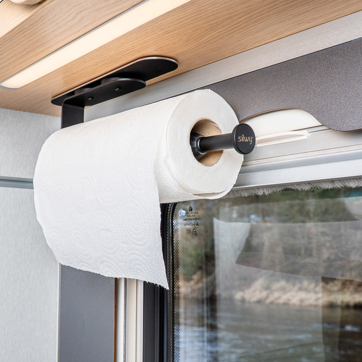 Küchenrollenhalter an Leiste im Camper