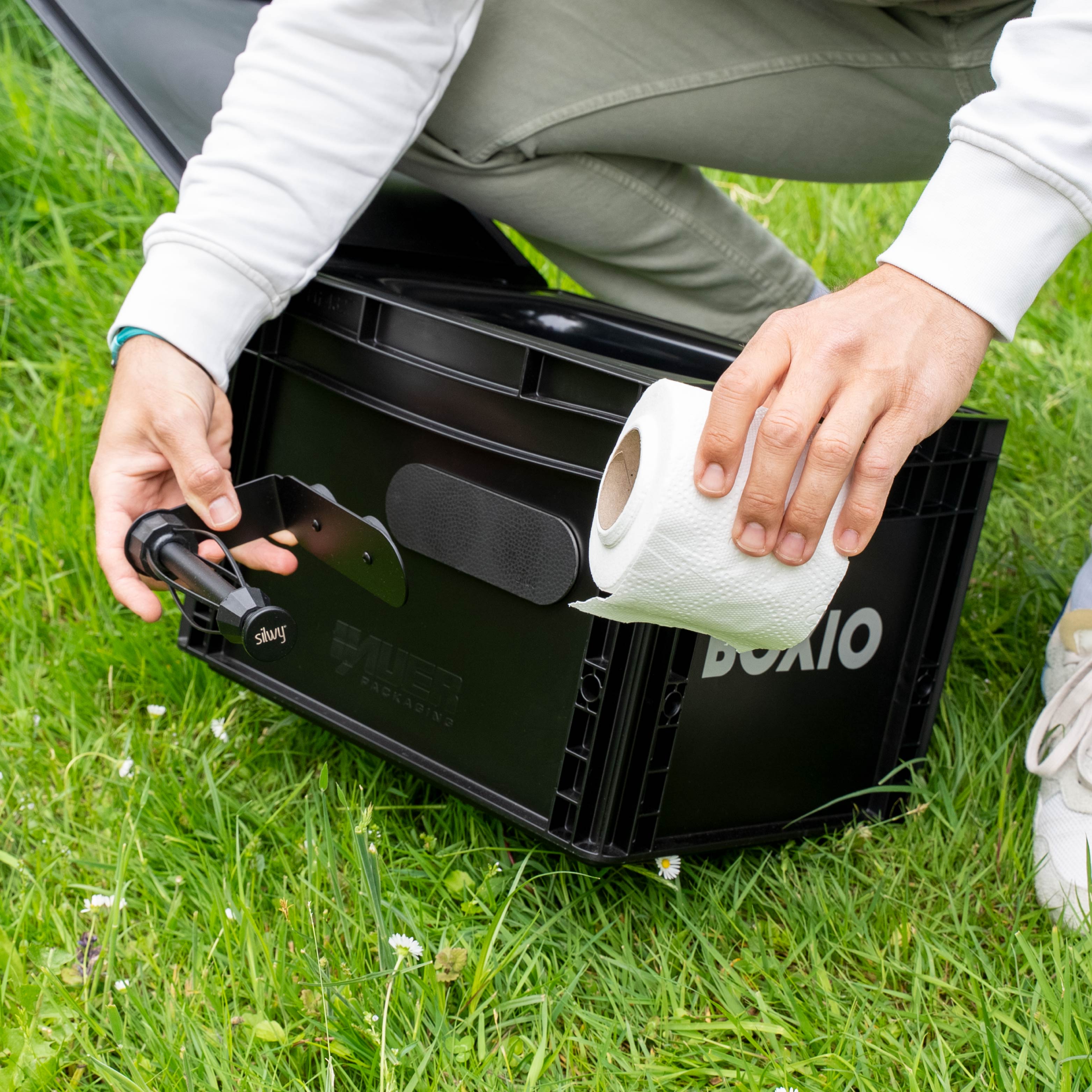 Magnet-Toilettenpapierhalter an Leiste vom Klo anbringen