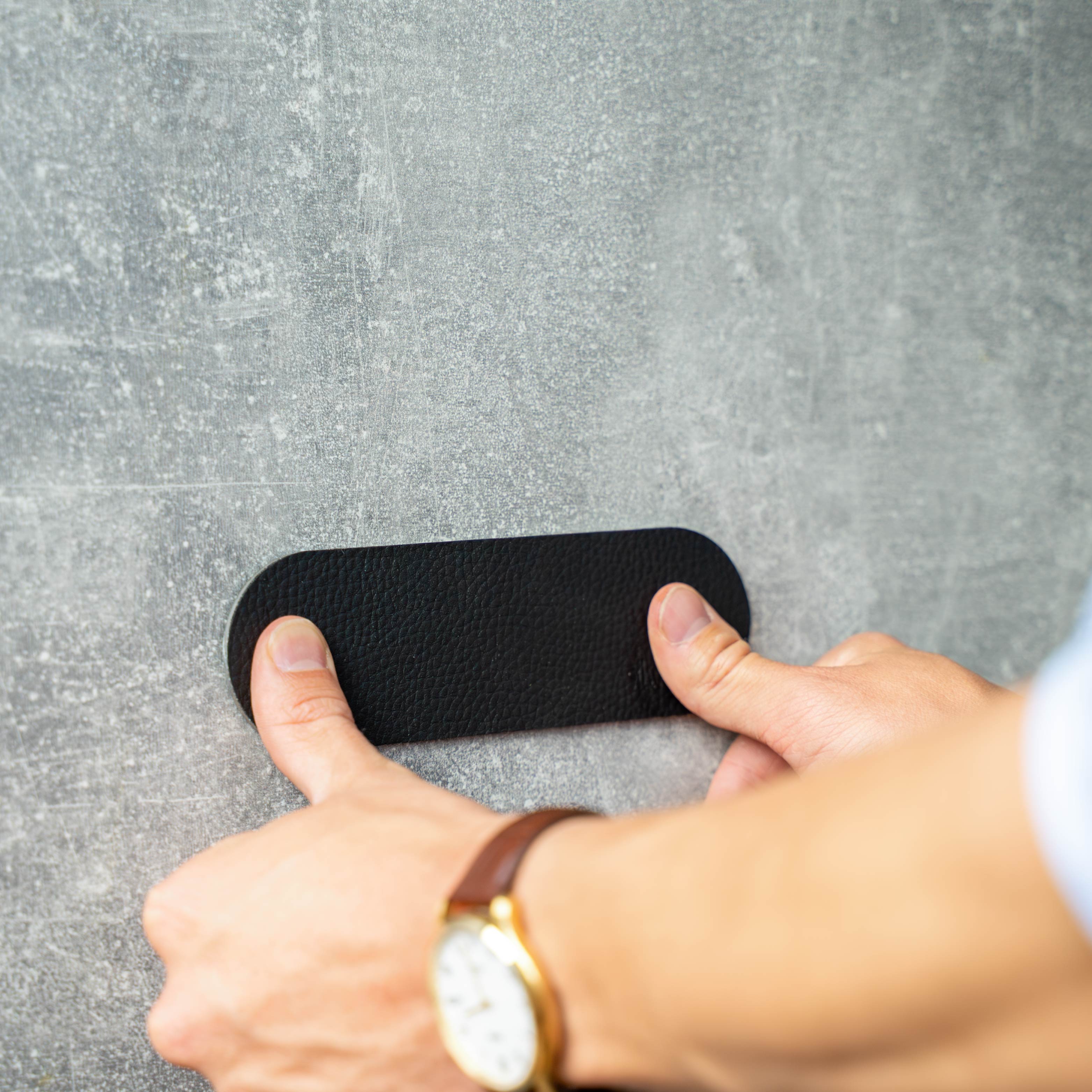 Metallleiste andrücken an Wand