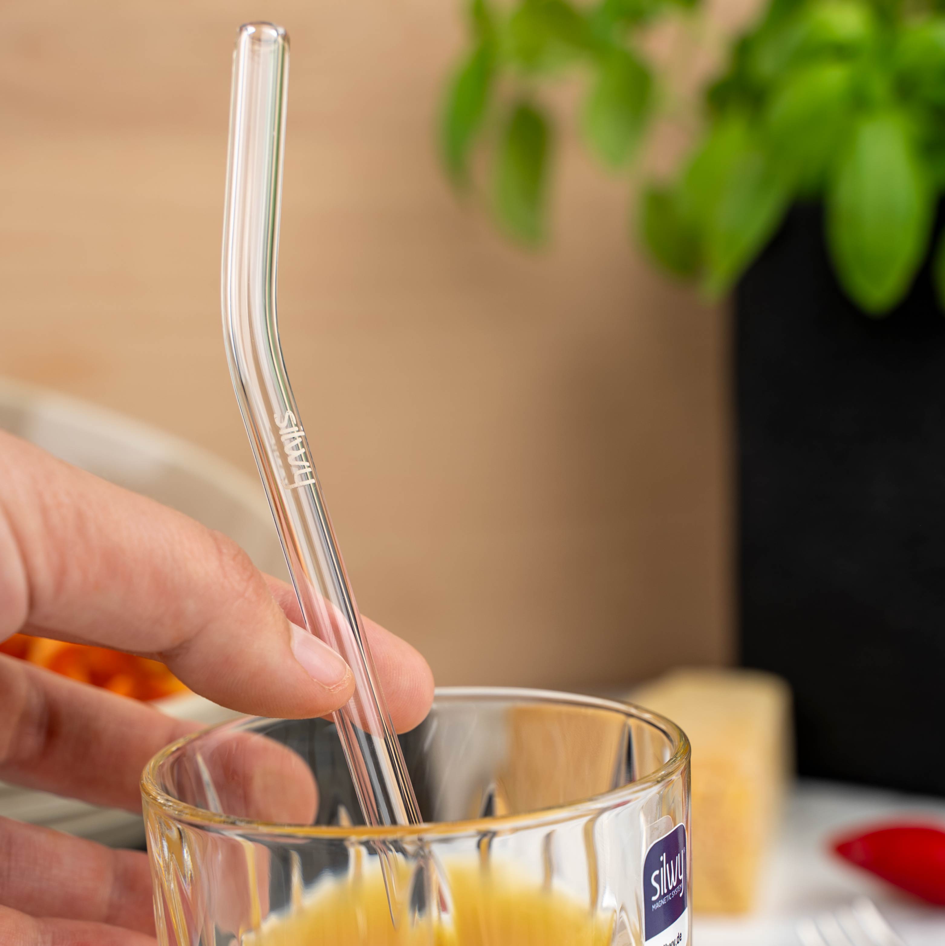 Trinkhalm aus Getränk nehmen