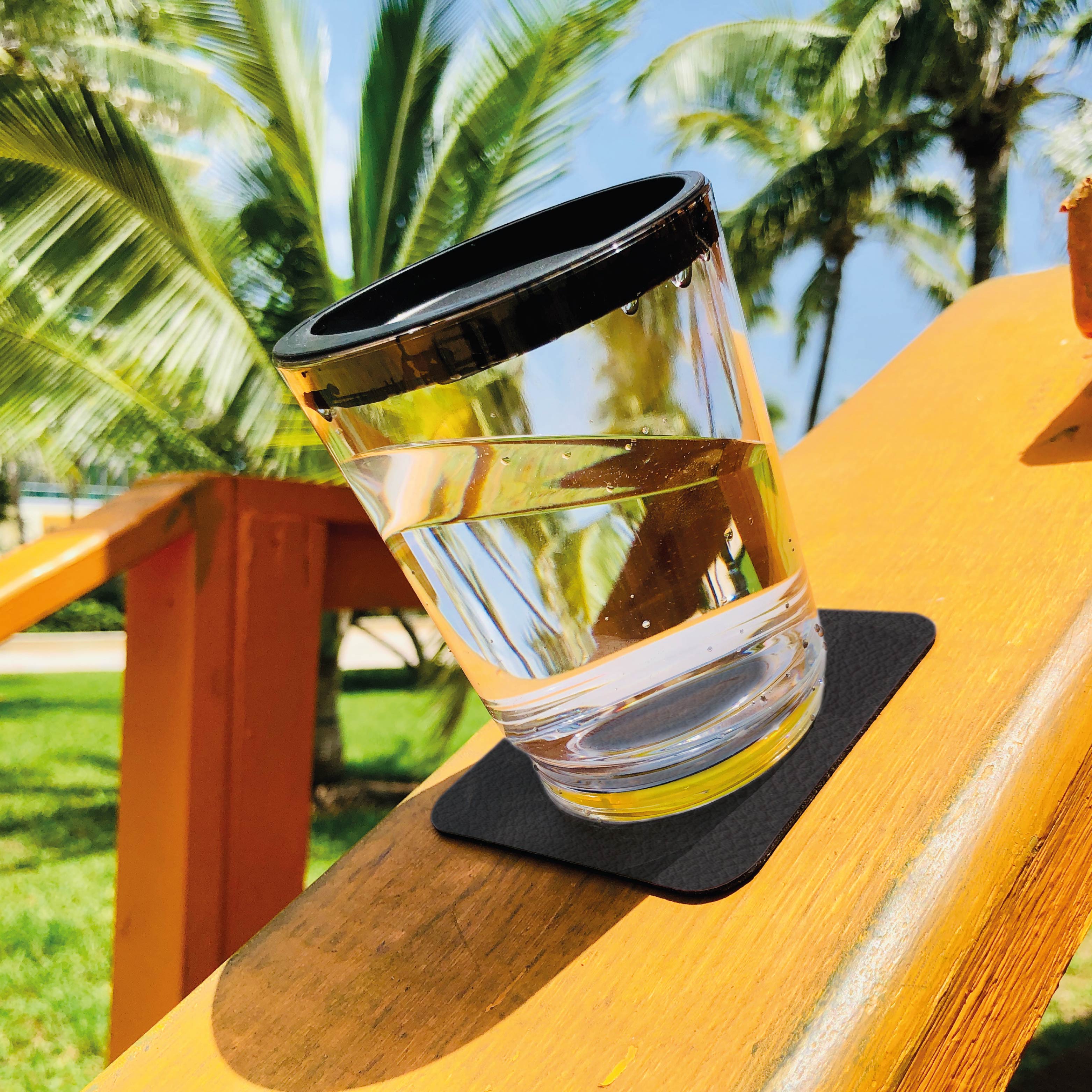 Magnet-Trinkbecher Triple Classic gefüllt mit Wasser auf dem zugehörigen Metall-Nano-Gel-Pad befestigt auf schräger Oberfläche