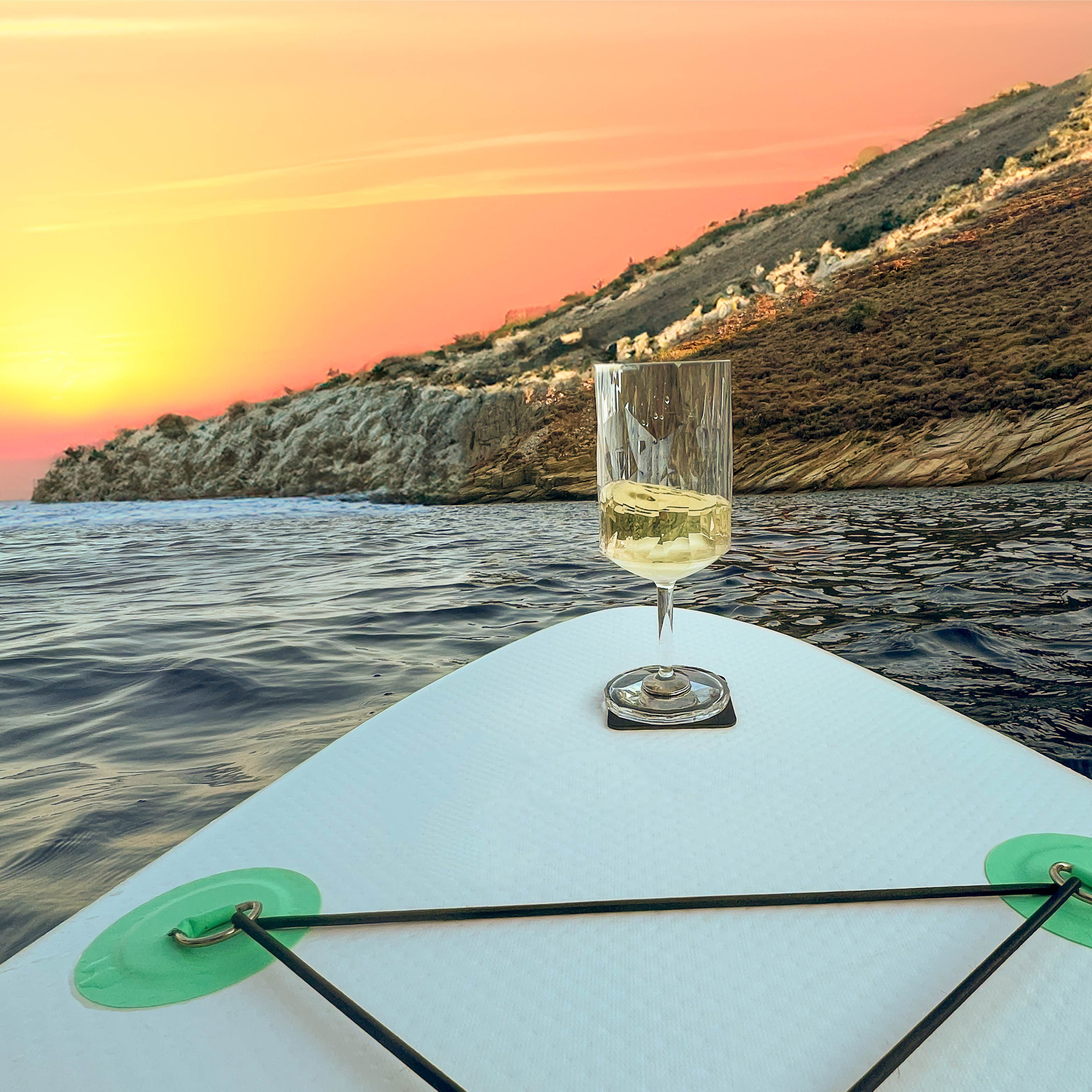 Magnet-Kunststoffglas Wein auf einem Pad auf einem Surfboard