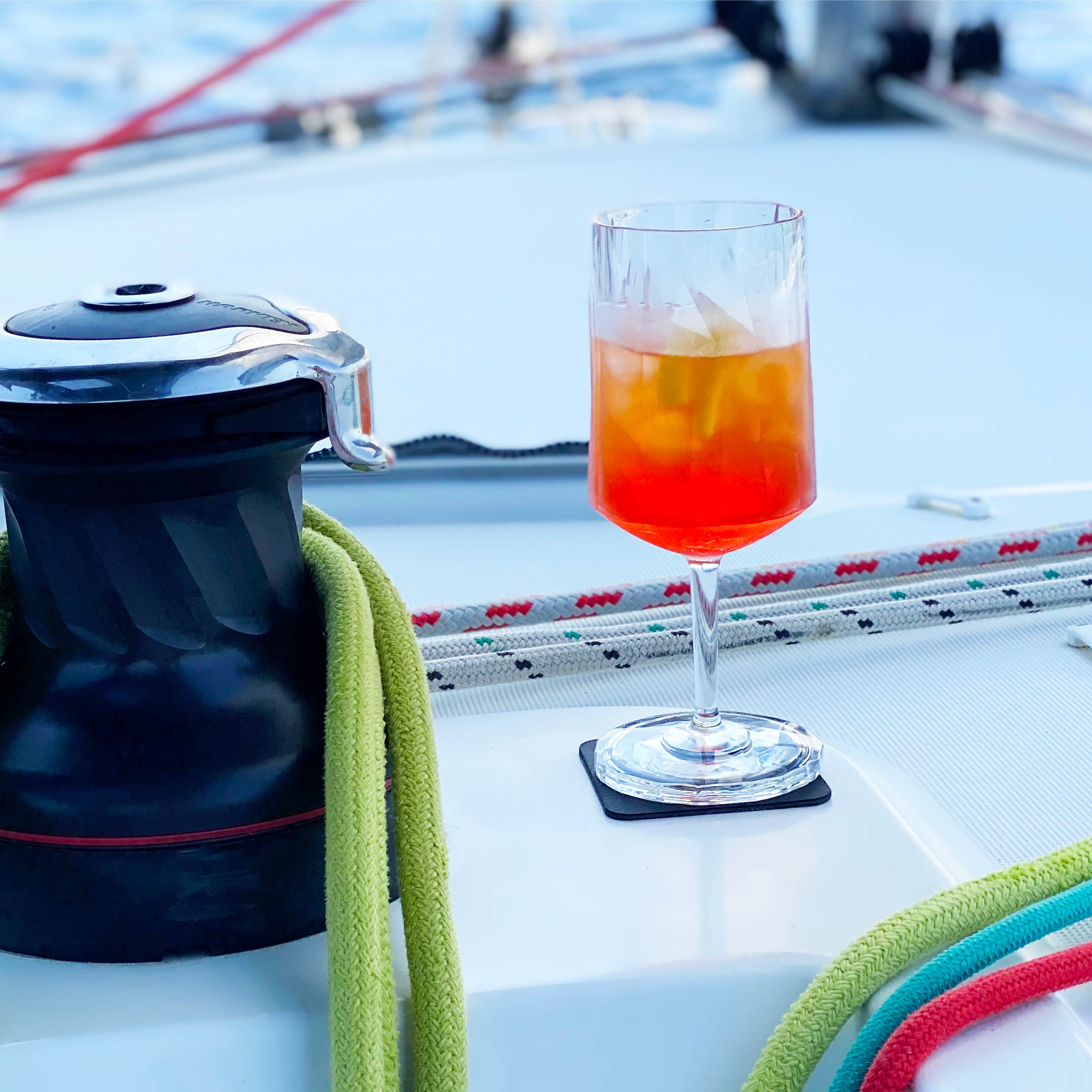 Magnet-Kunststoffglas Wein auf einem Pad auf einem Boot