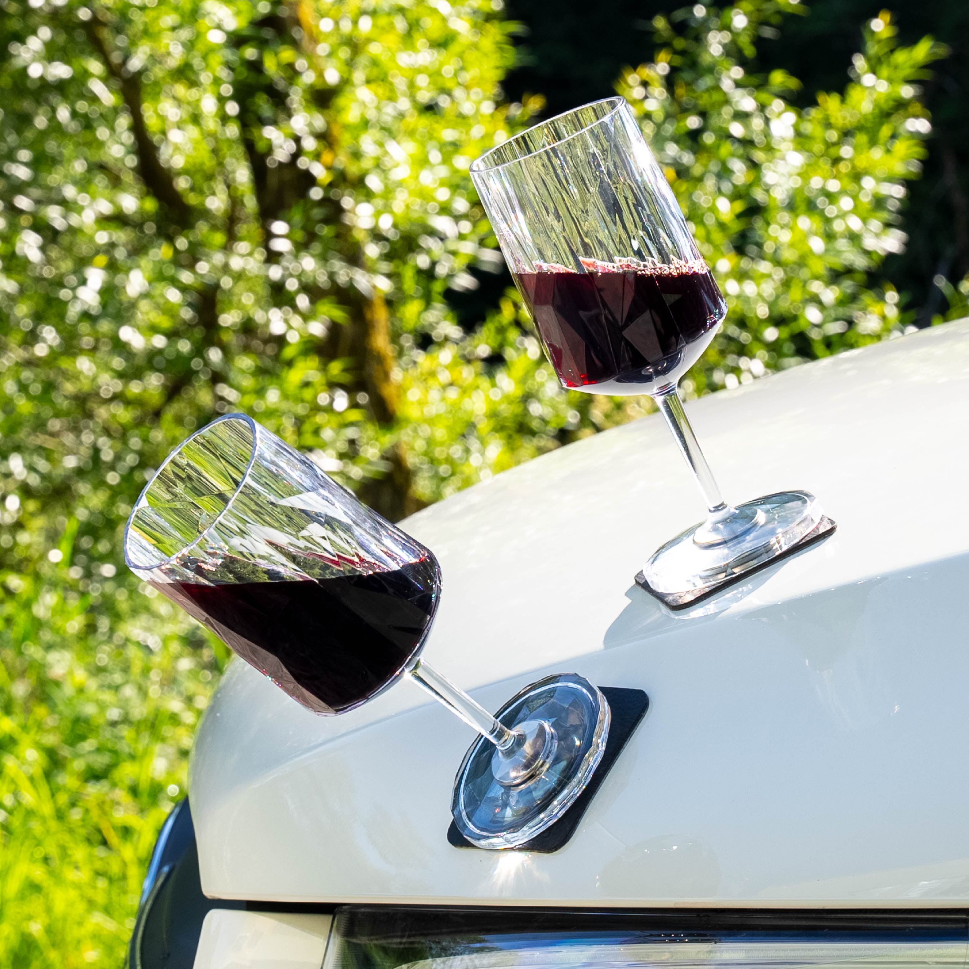 Magnet-Kunststoffgläser Wein abgestellt auf metallischer Motorhaube