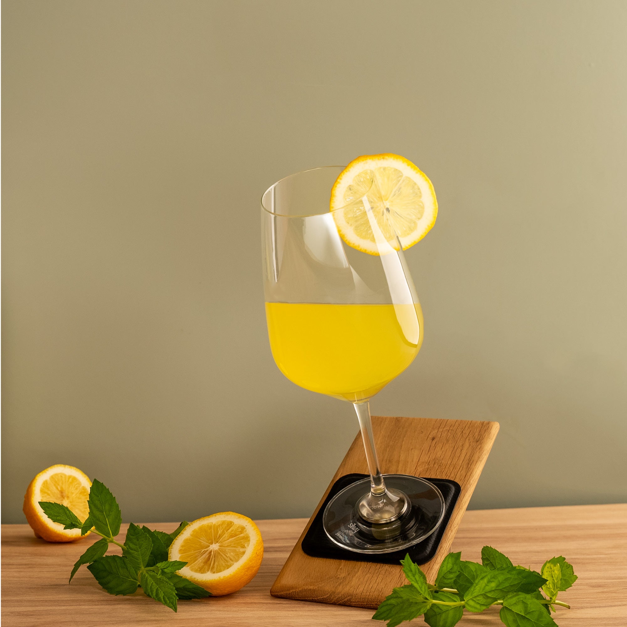 Kristallglas Wein Bordeaux gefüllt, steht schräg auf Metall-Nano-Gel-Pad