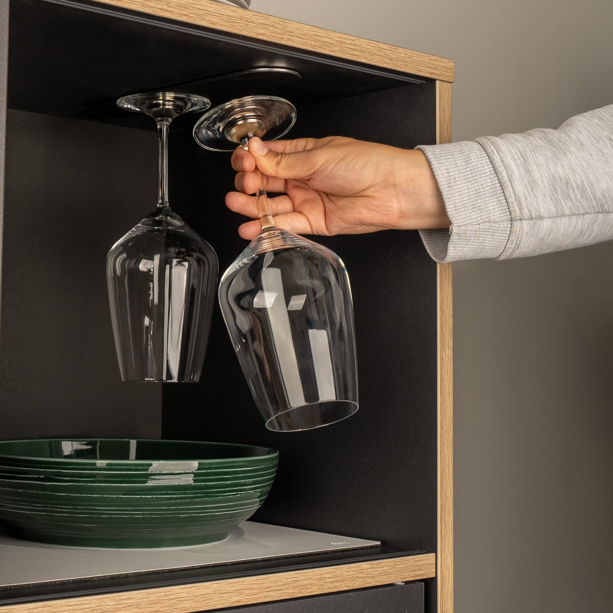 Kristallgläser Wein Bordeaux platzsparend an Leiste verstaut