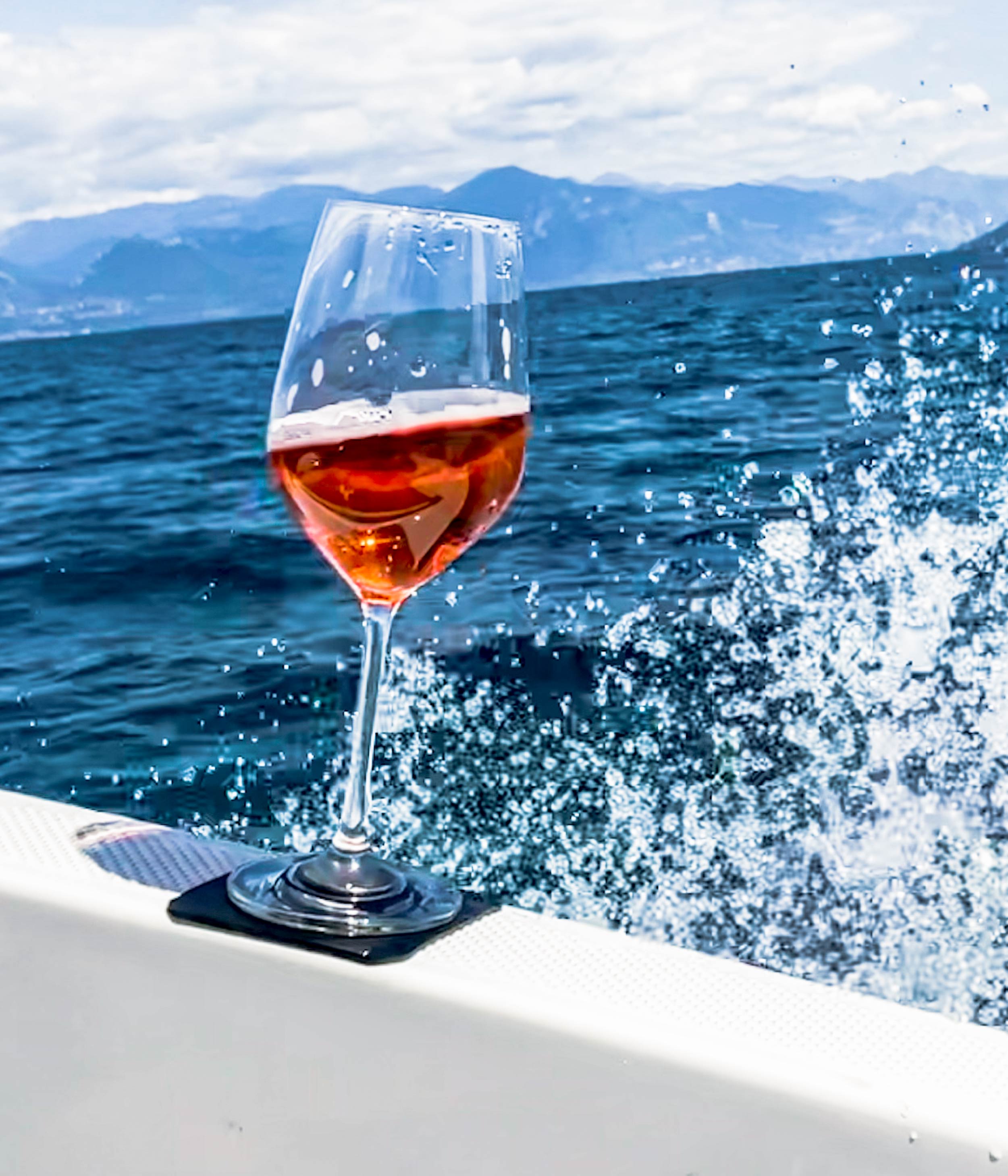 Magnetisches Kristallglas Wein auf Pad, während Fahrt mit Boot