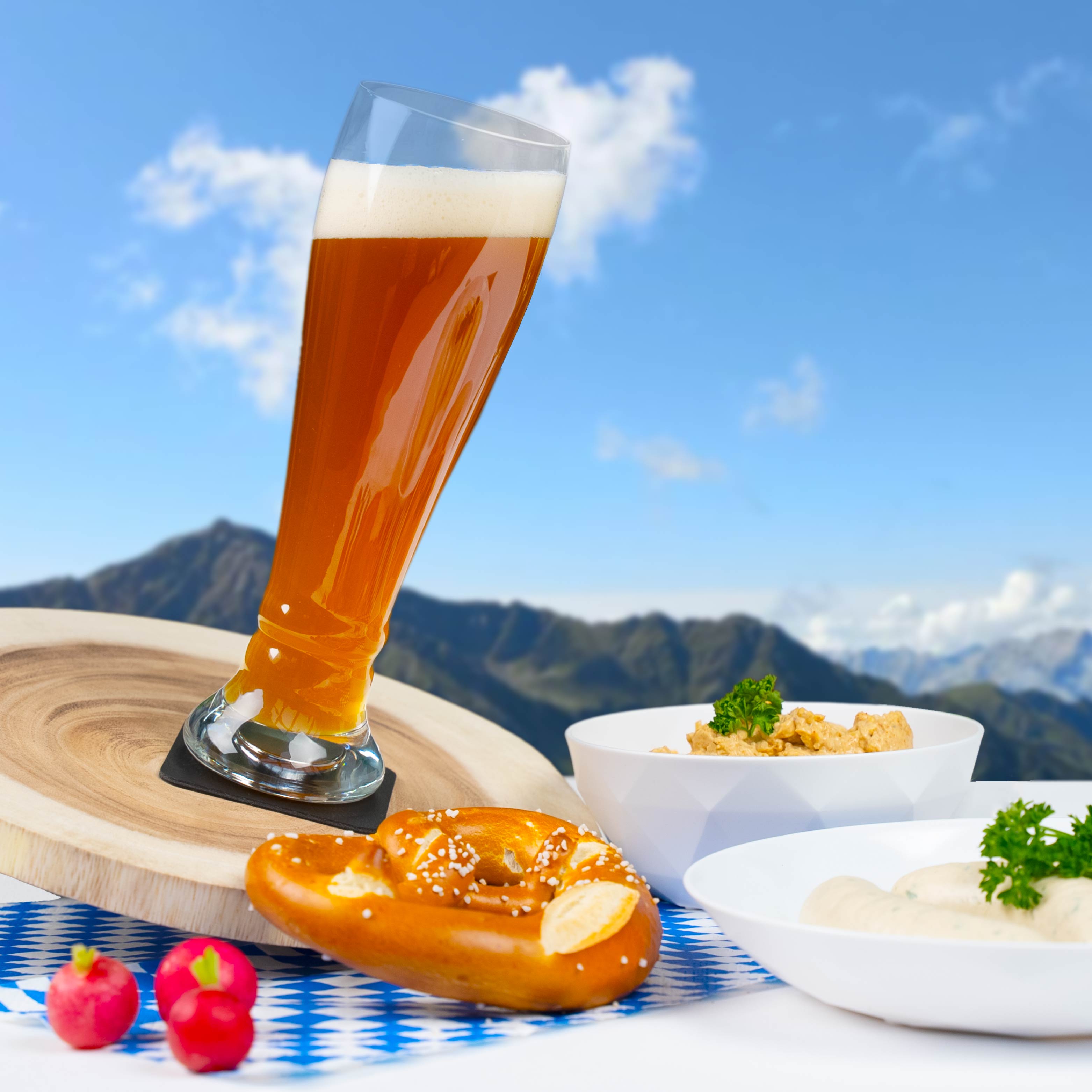 Kristallglas Weizenbier mit Magnet auf Pad, in Schräglage dargestellt