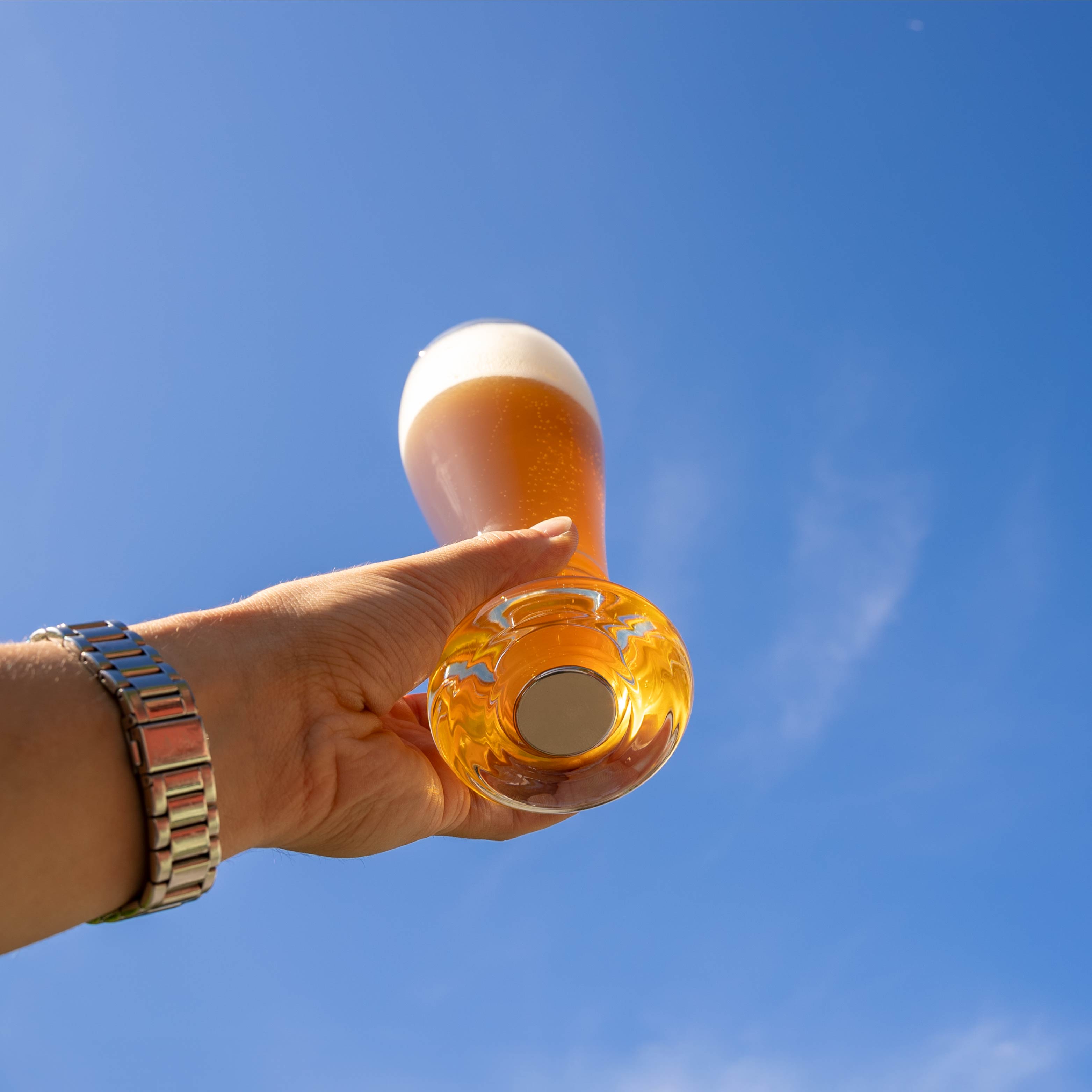 Kristallglas Weizenbier mit Blick auf den eingegossenen Magneten im Boden