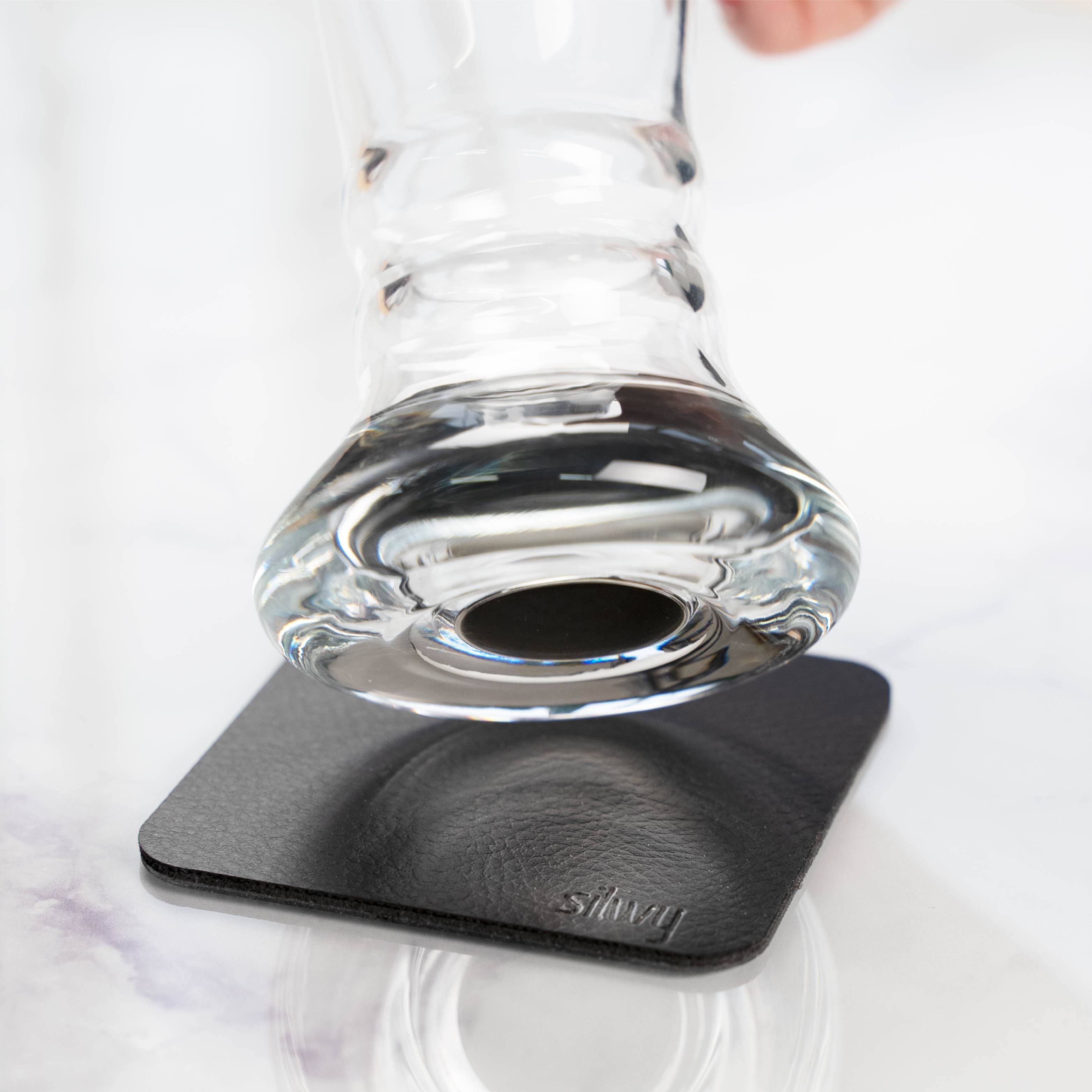 Nahaufnahme eingearbeiteter Magnet im Glasboden