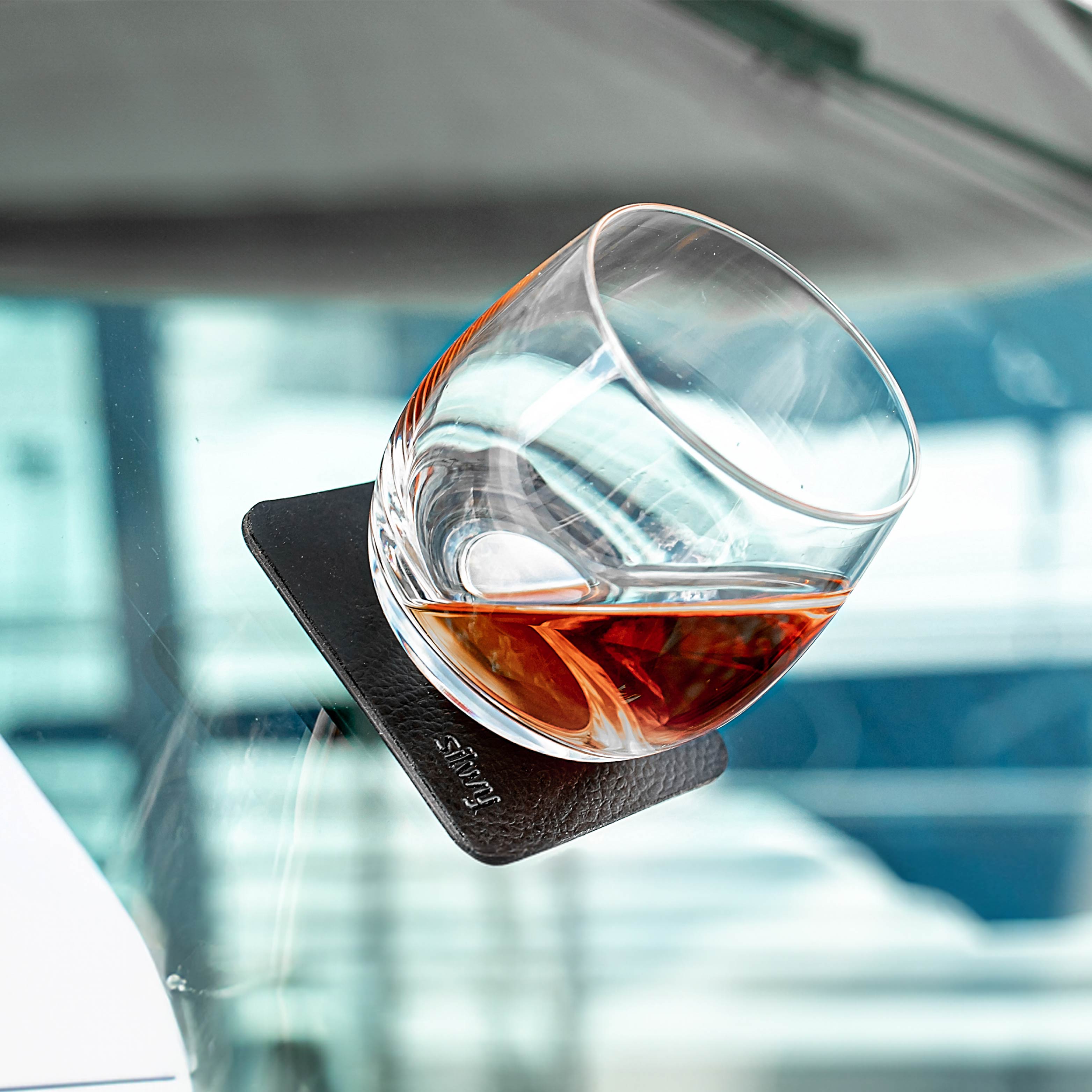 Magnet-Kristallglas Whisky auf einem Pad in Schräglage auf einem Boot