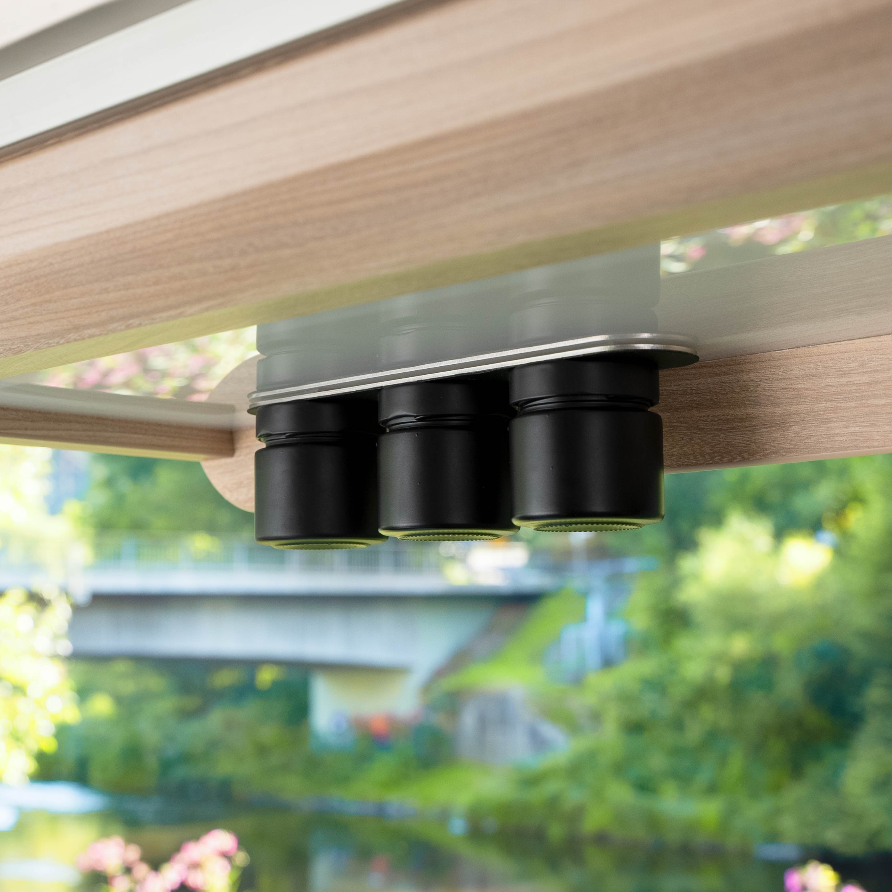 Magnetische Feinkostgläser an Leiste hängend im Camper