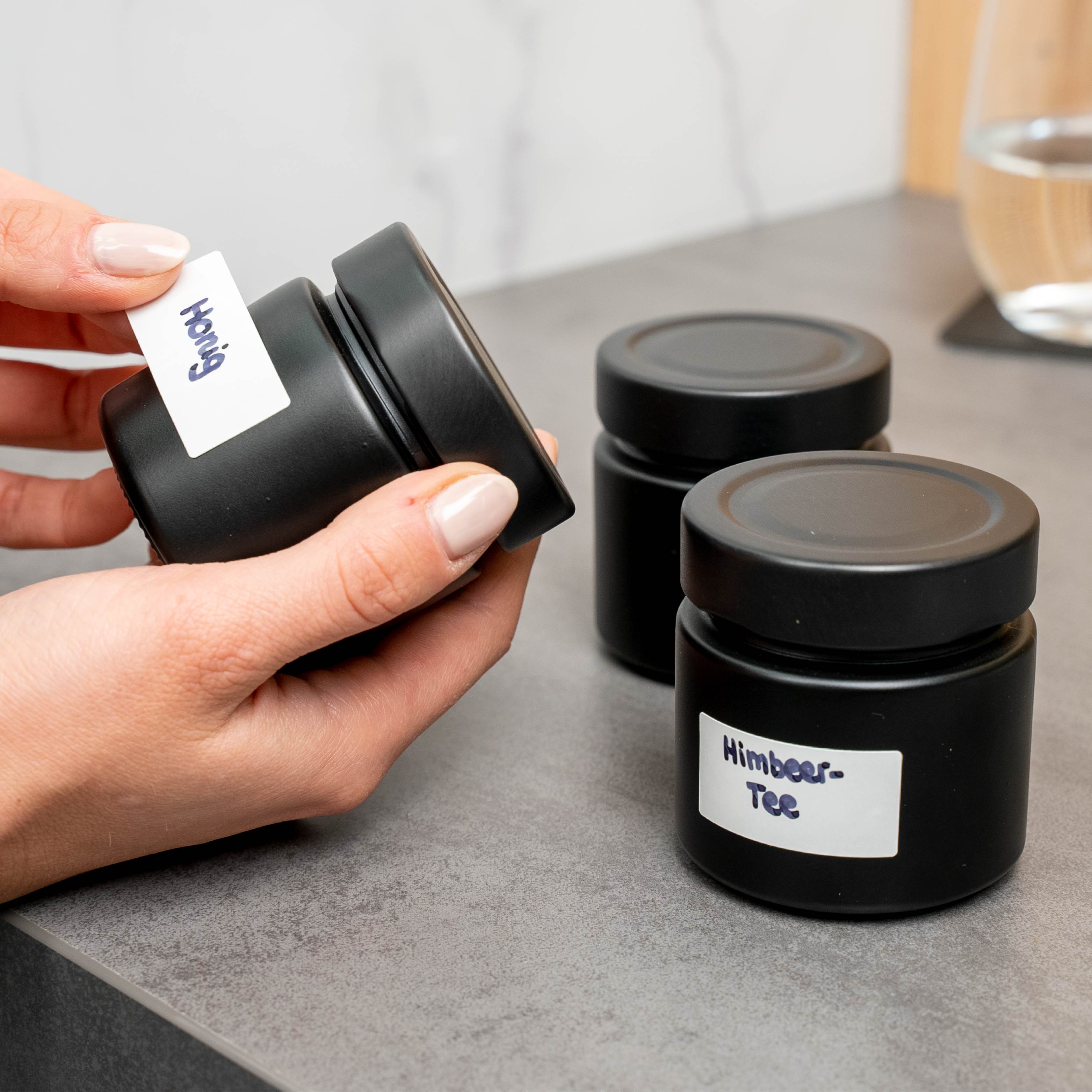 Möglichkeit mit Etiketten die Feinkostgläser zu beschriften