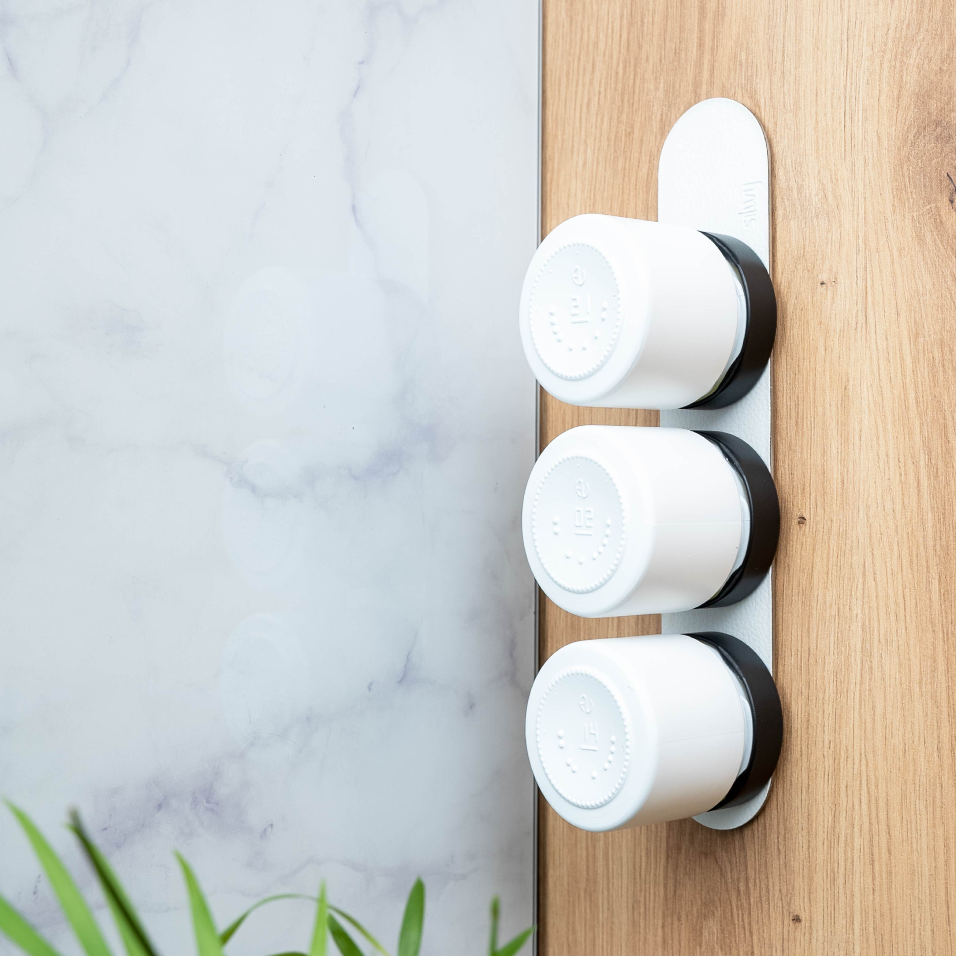 Magnet-Feinkostgläser an Leiste montiert in einer Küchenumgebung