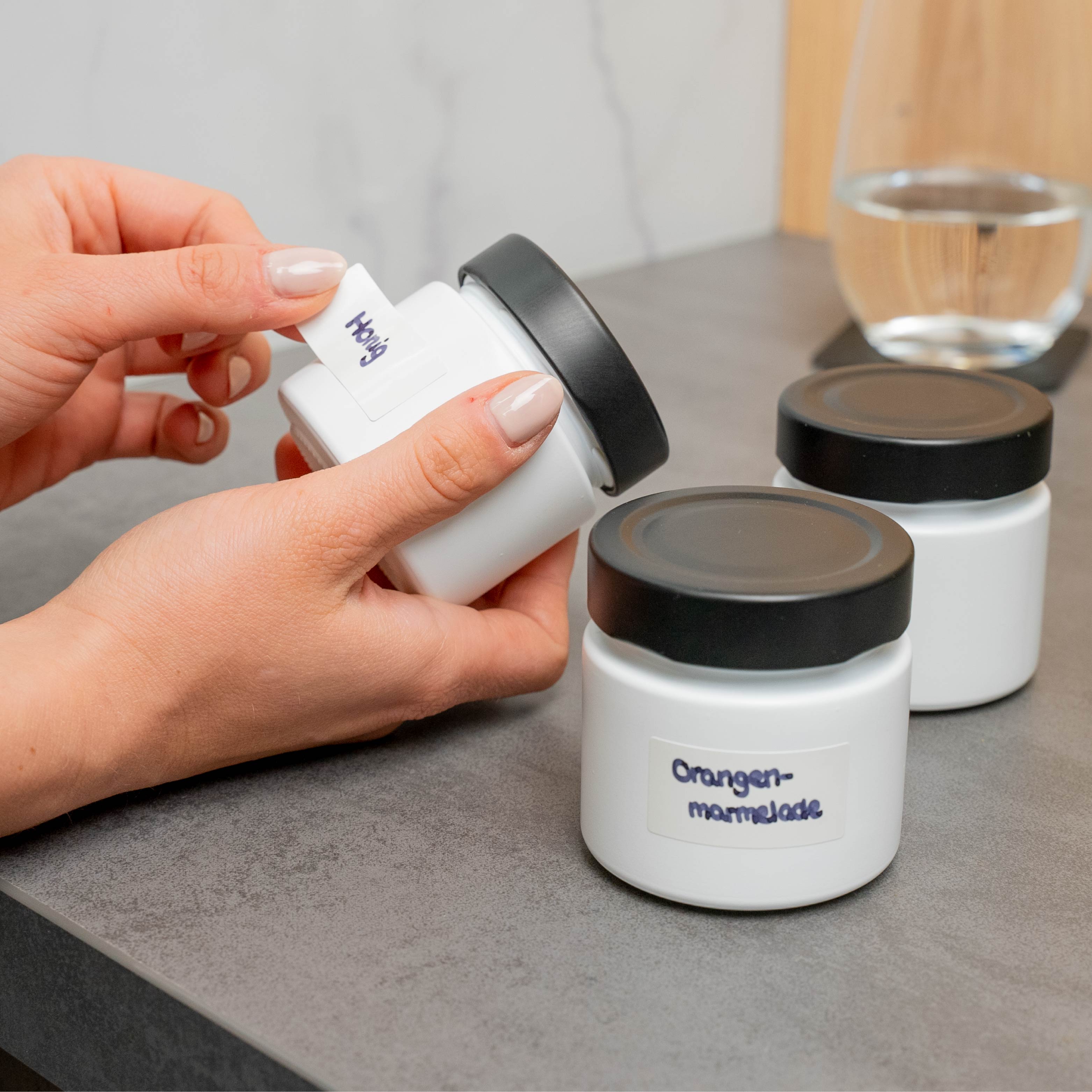 Möglichkeit mit Etiketten die Feinkostgläser zu beschriften