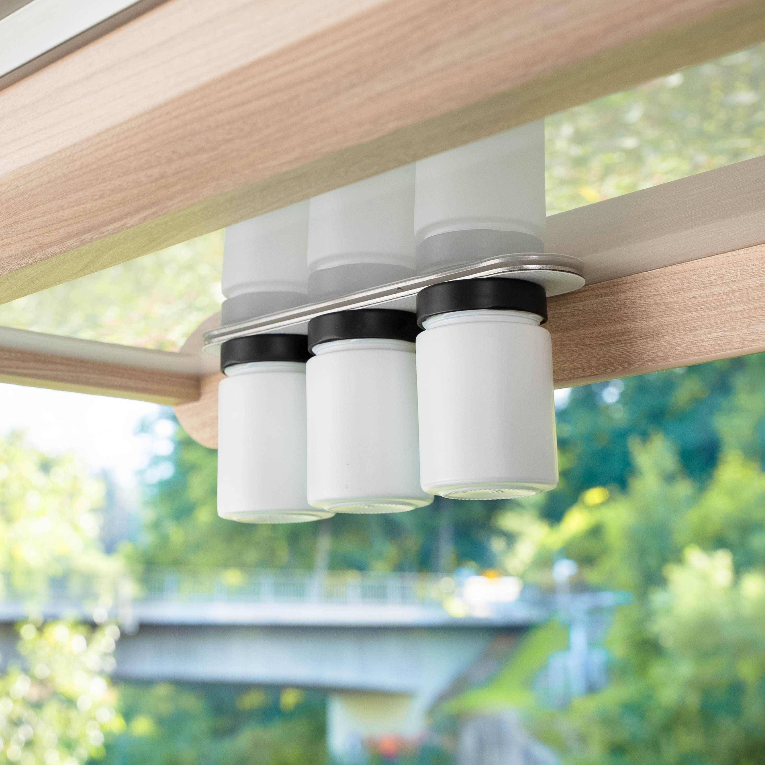 Magnet-Feinkostgläser an Leiste im Camper platziert