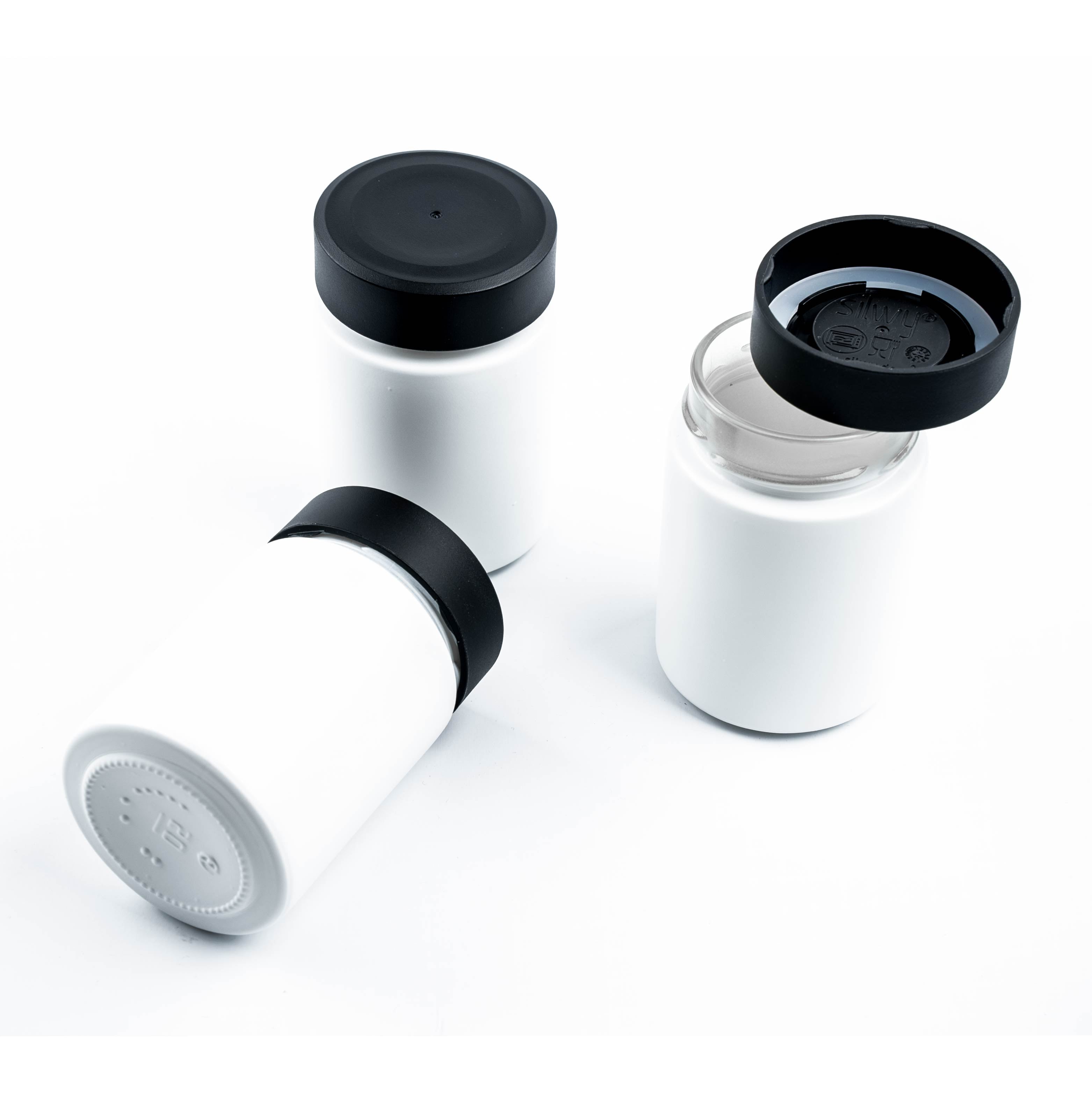 Freisteller Magnet-Feinkostgläser mit Blick auf eingearbeiteten Magneten im Glasdeckel