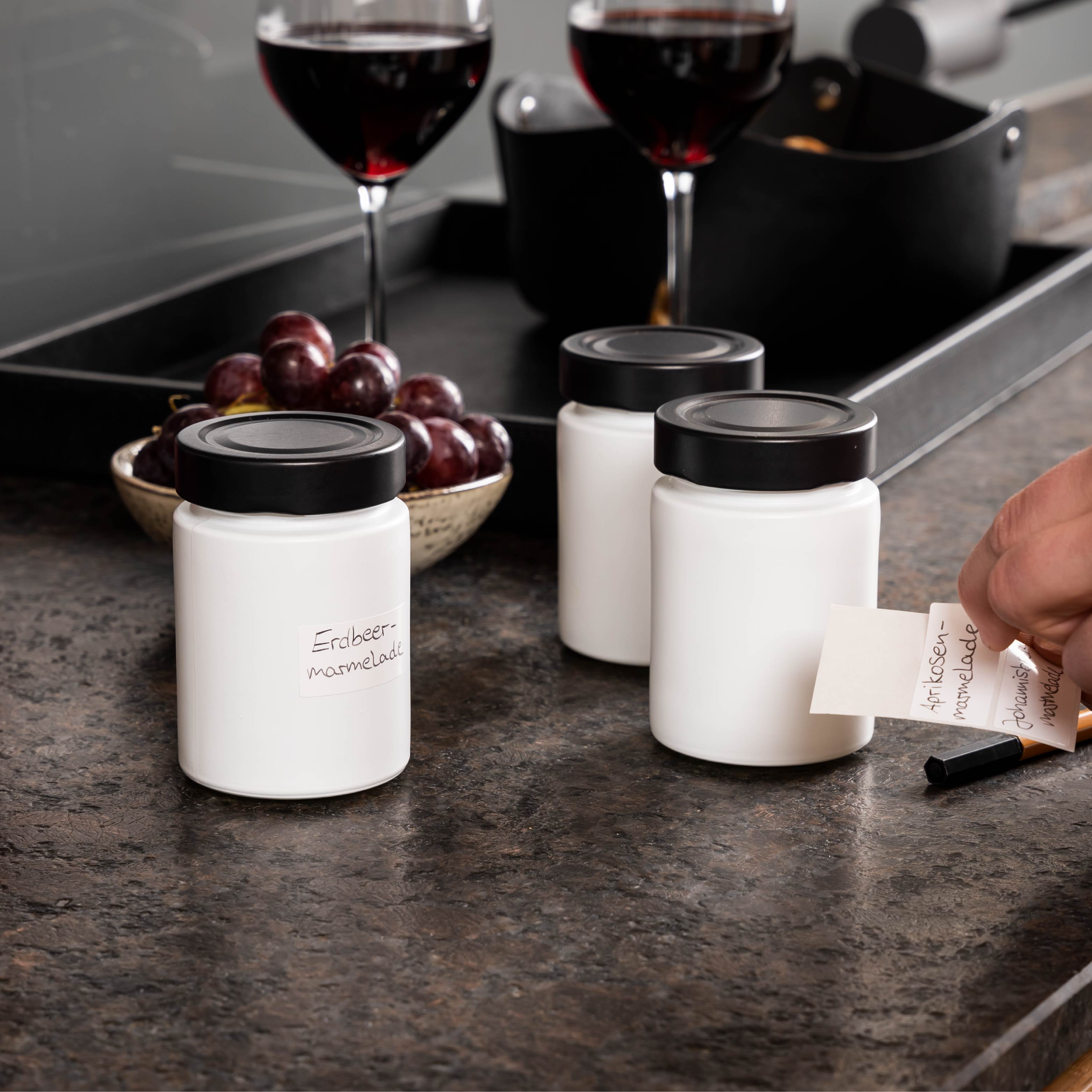 Möglichkeit mit Etiketten die Feinkostgläser zu beschriften