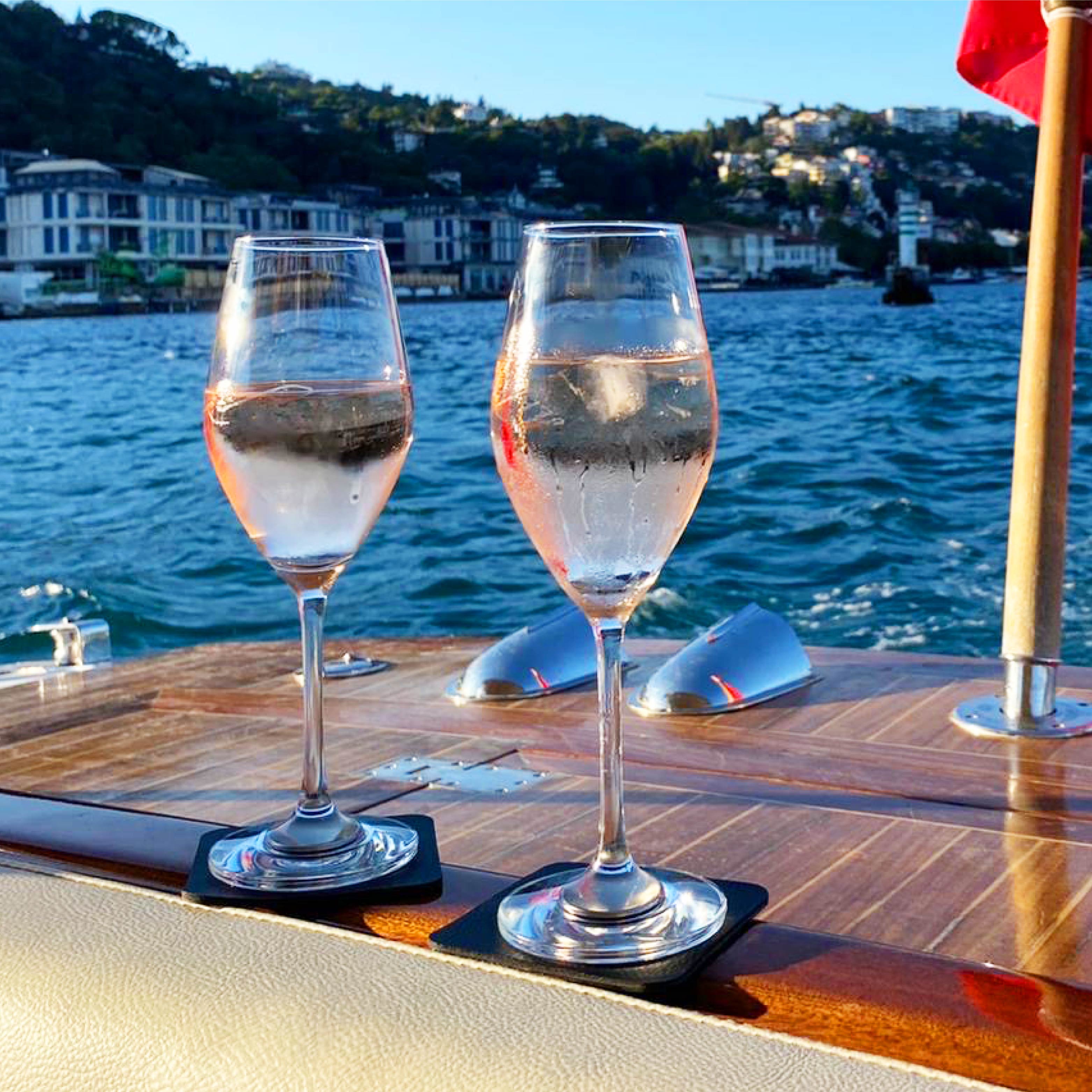 Magnet-Kristallgläser Champagner auf Pads auf einem Boot während der Fahrt