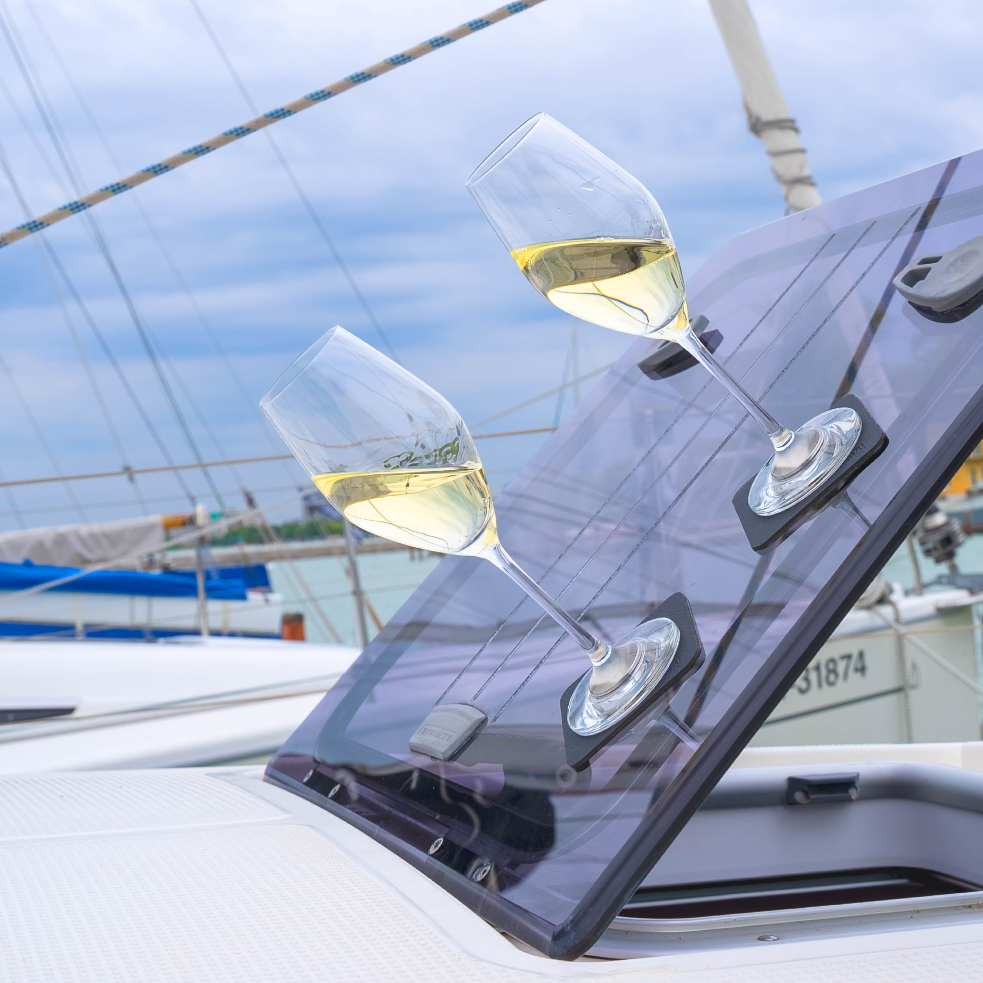 Magnet-Kristallgläser Champagner auf Pads in Schräglage auf einem Boot