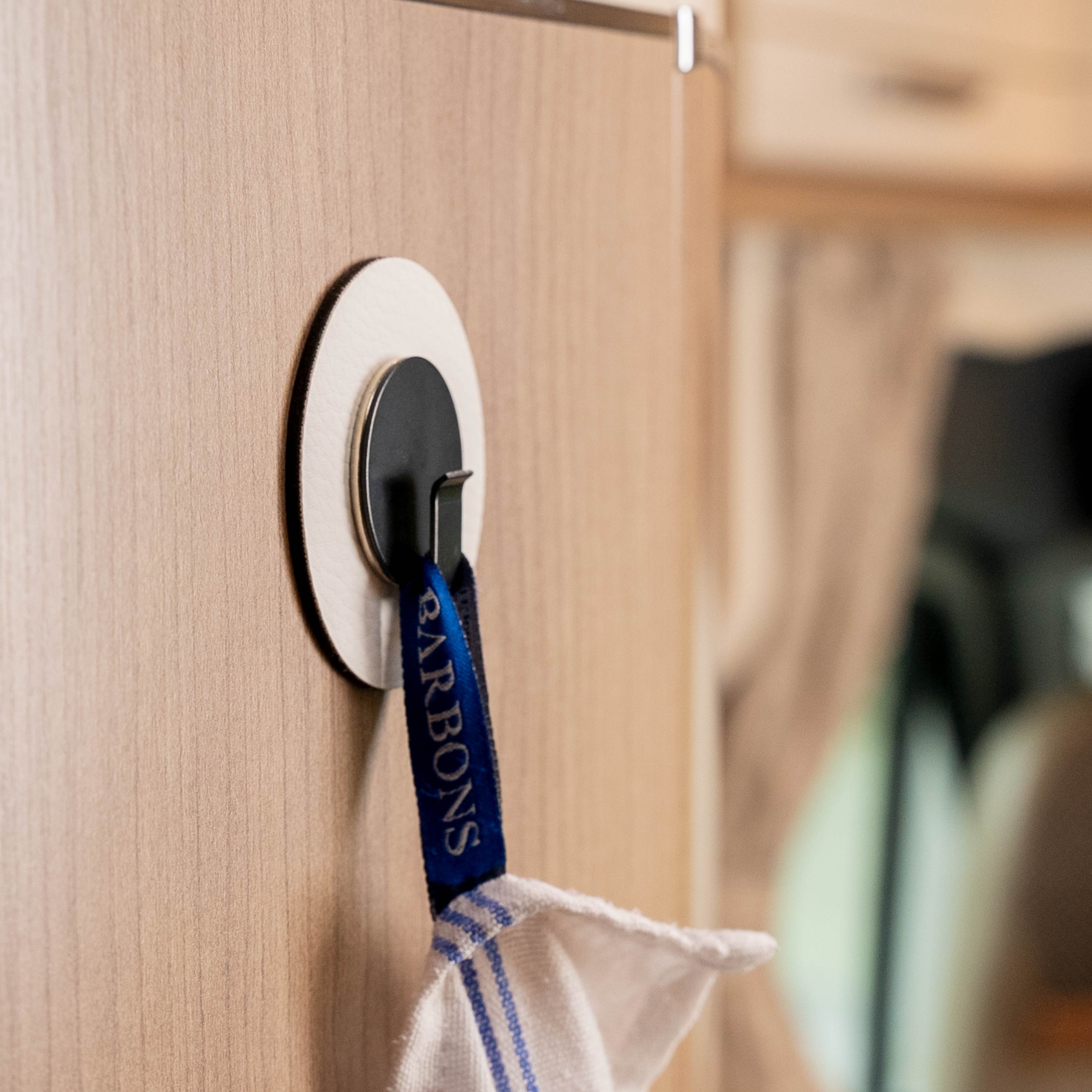 Anwendungsfall: Geschirrtuch wird durch Haken Clever in Kombination mit dem Pad fixiert in einem Camper