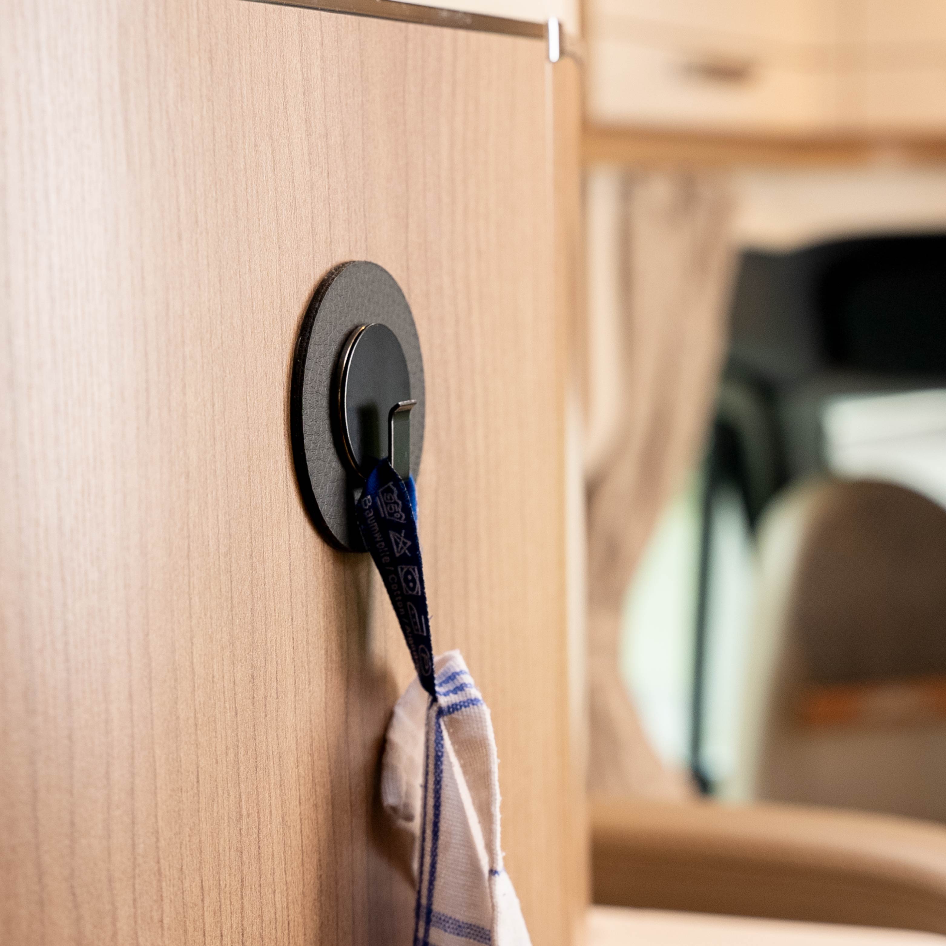 Anwendungsfall: Geschirrtuch wird durch Haken Clever in Kombination mit dem Pad fixiert in einem Camper